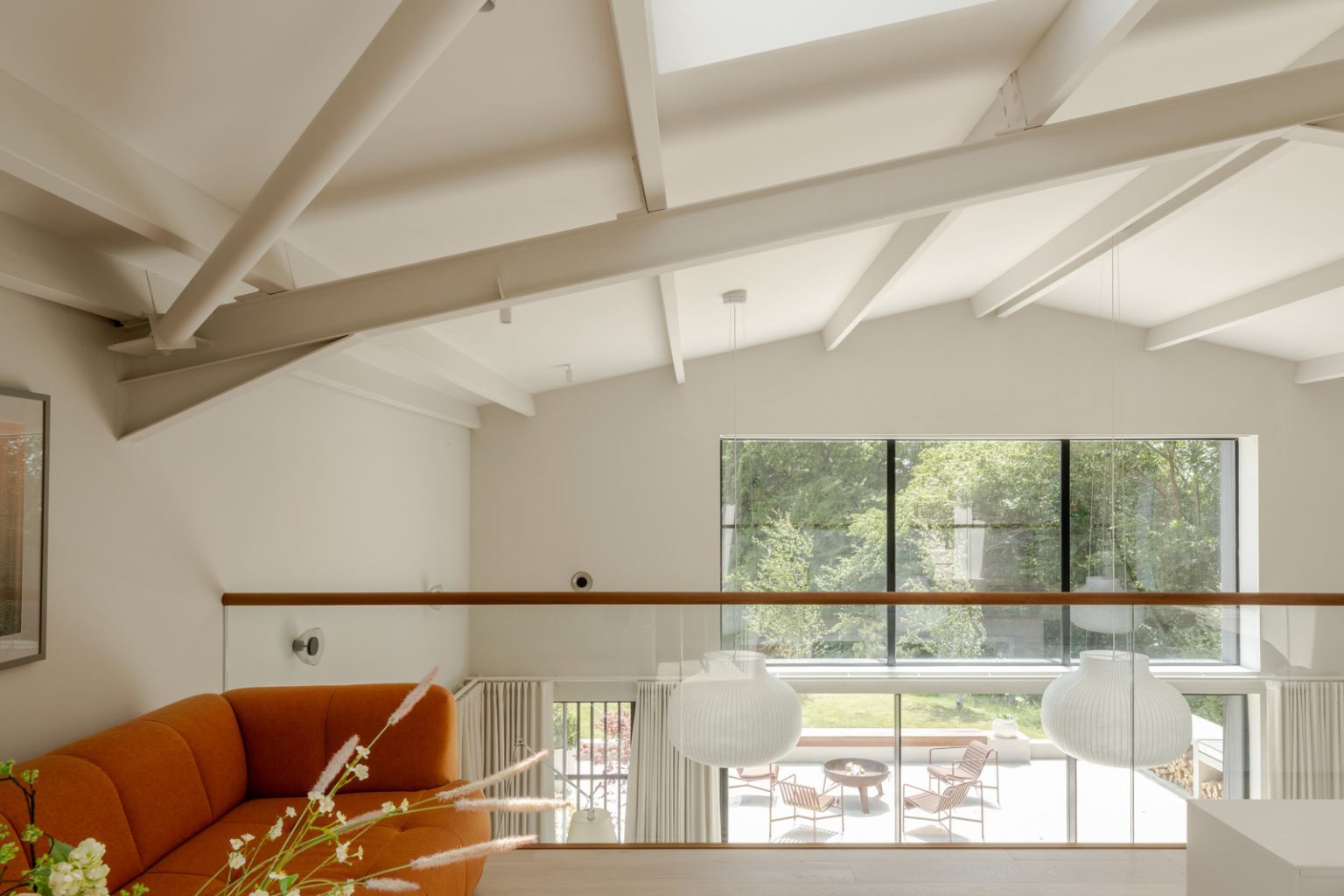 salon sur mezzanine garde-corps vitré maison contemporaine durable avec grandes baies vitrées et jardin paysagé