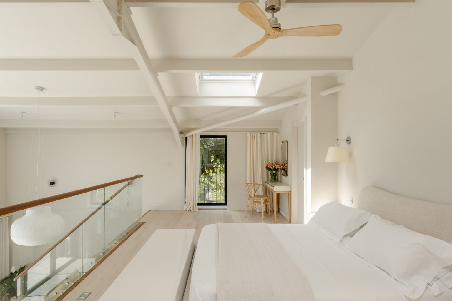 chambre minimaliste sur mezzanine garde-corps vitré
