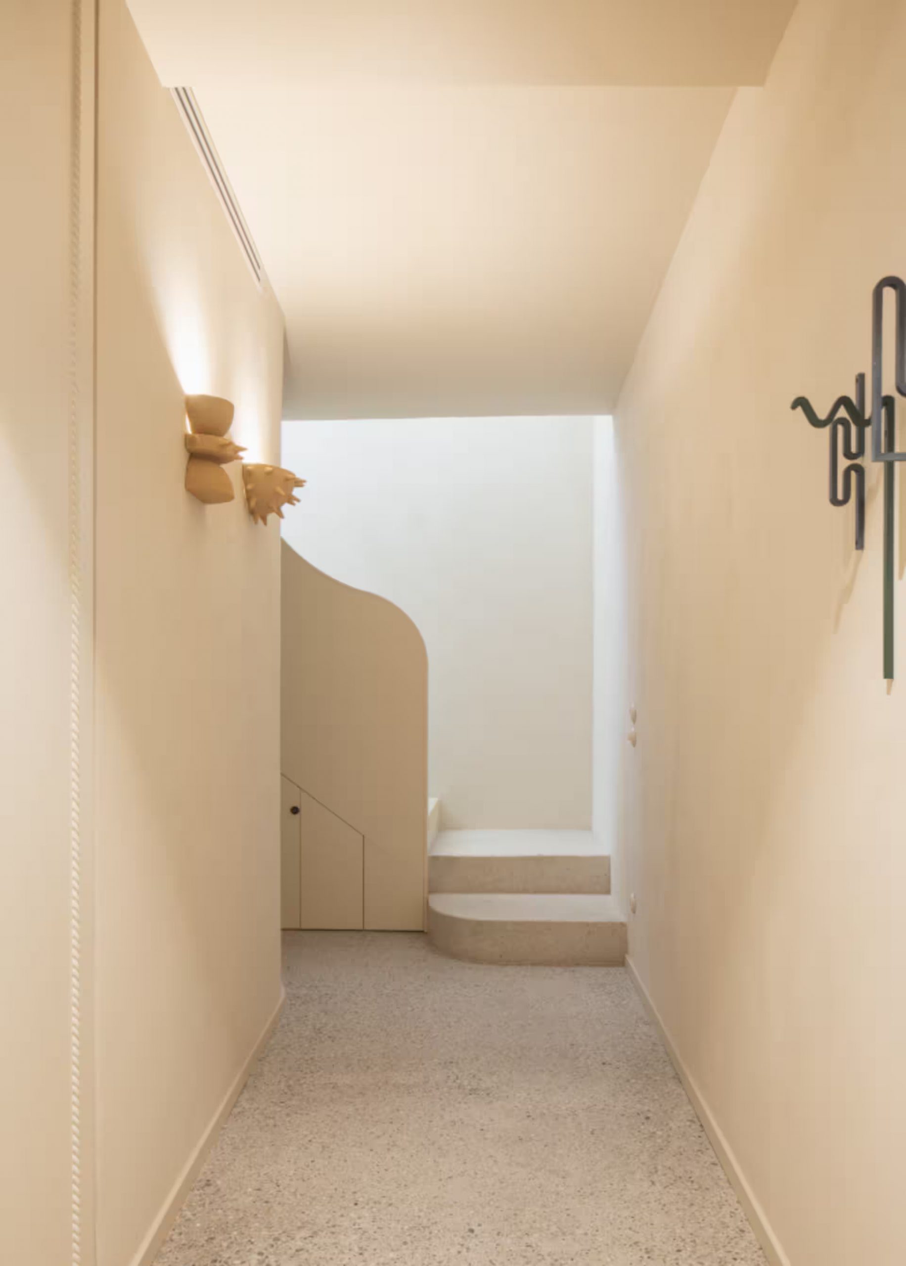 entrée avec escalier rampe incurvée en plâtre cabanon petite maison aux Goudes à Marseille entrée avec escalier rampe incurvée en plâtre cabanon petite maison aux Goudes à Marseille
