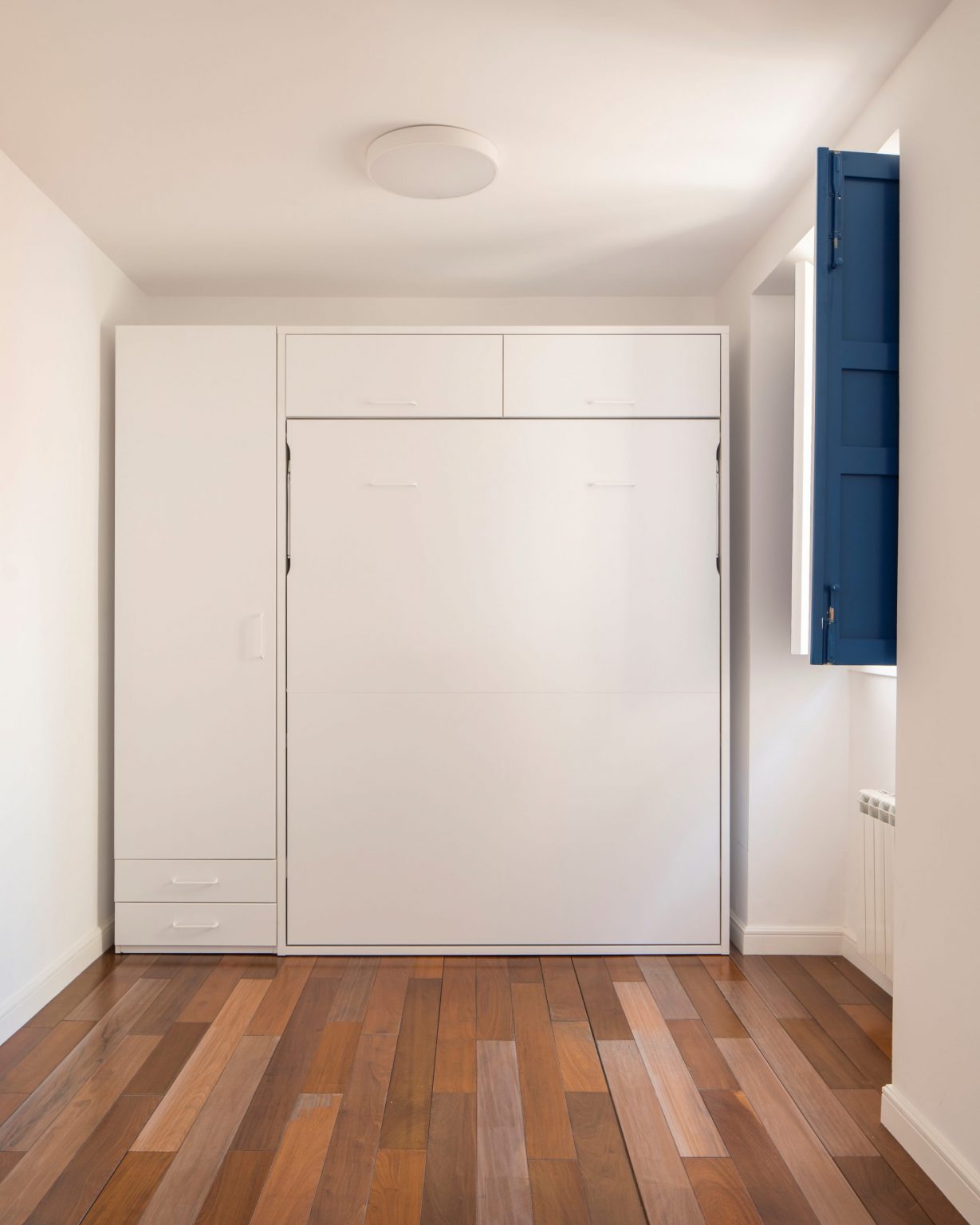 chambre avec lit escamotable décoration design et colorée Casa Eme Madrid par Gon Architects