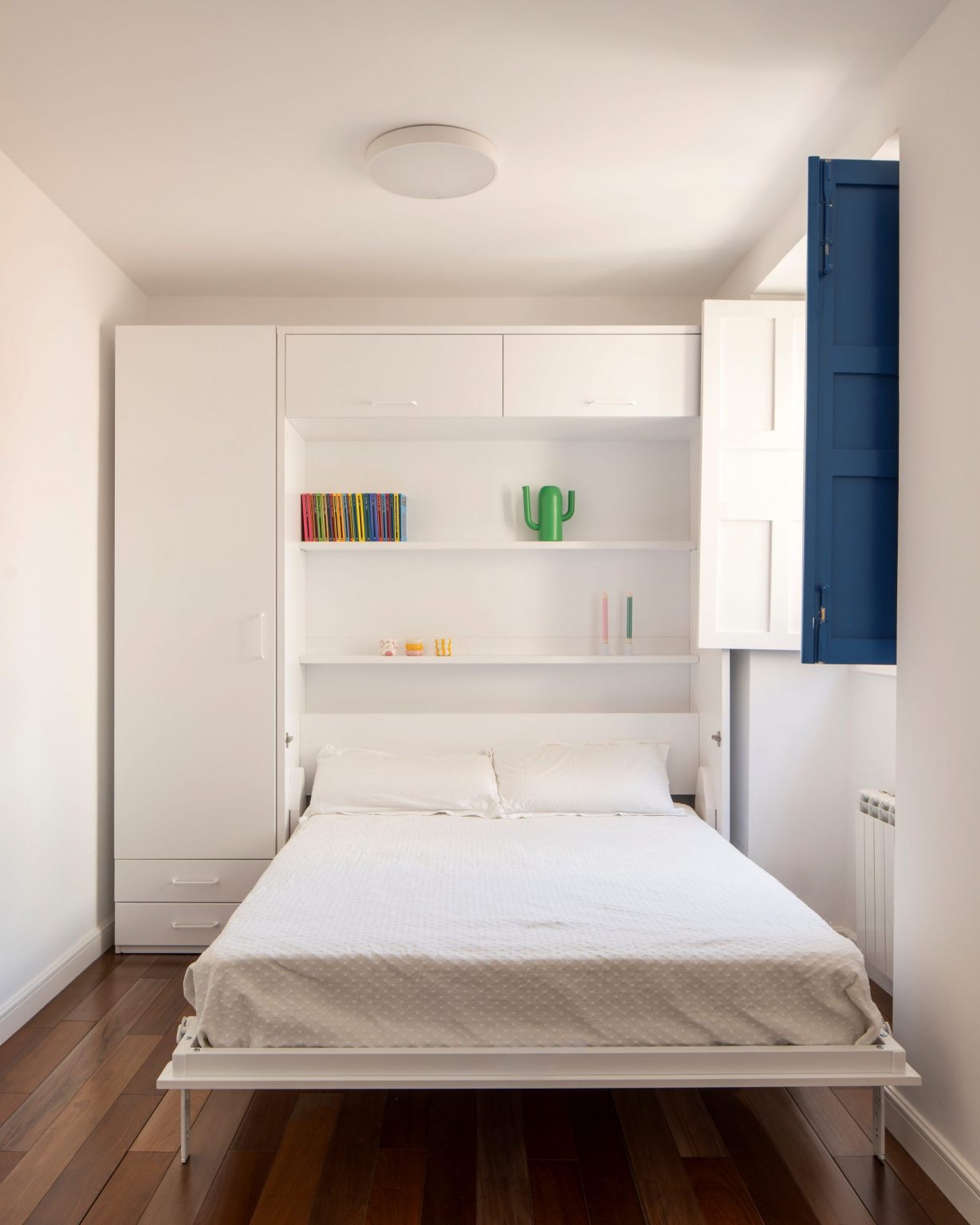 chambre avec lit escamotable décoration design et colorée Casa Eme Madrid par Gon Architects