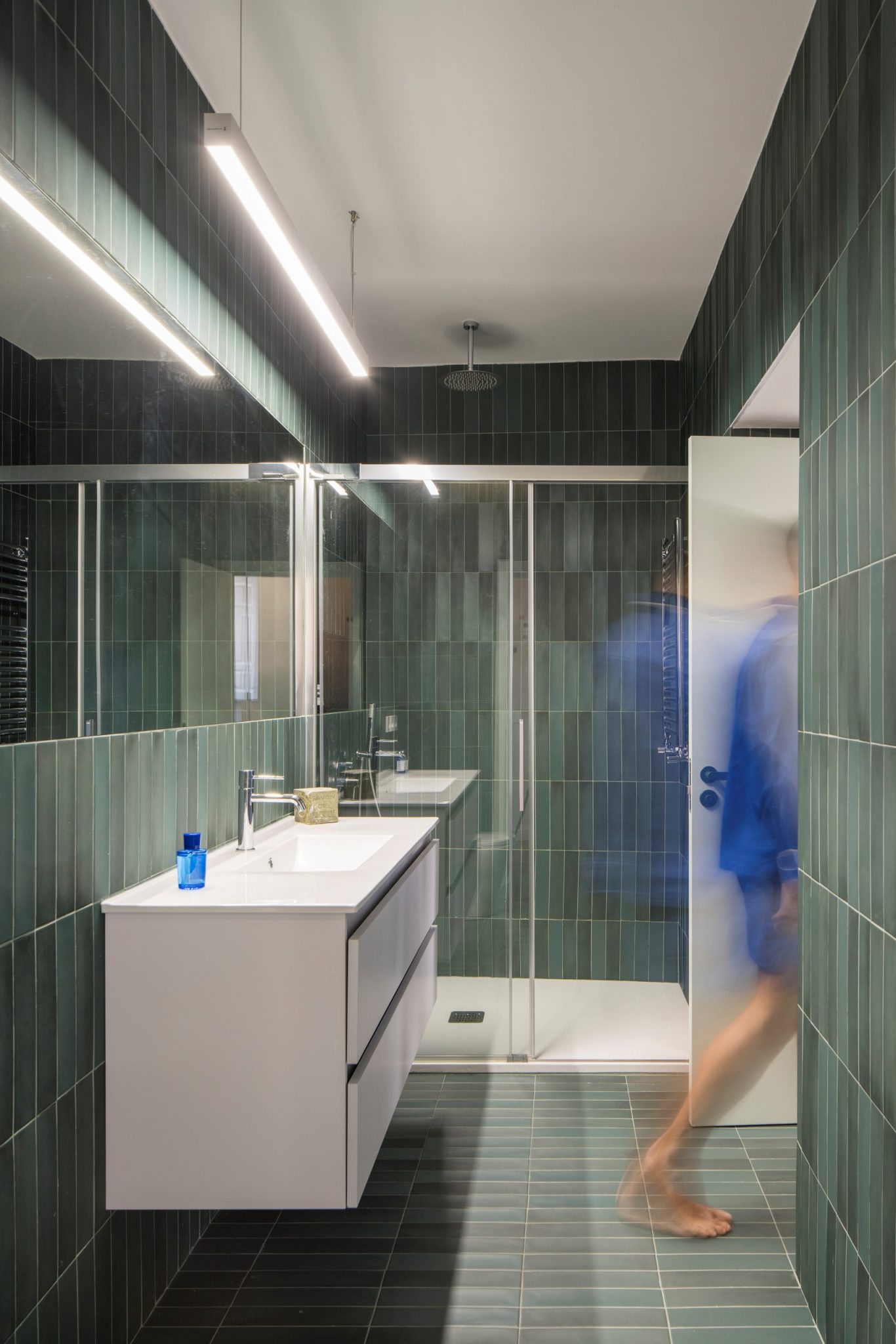 salle de bain carrelage vert décoration design et colorée Casa Eme Madrid par Gon Architects