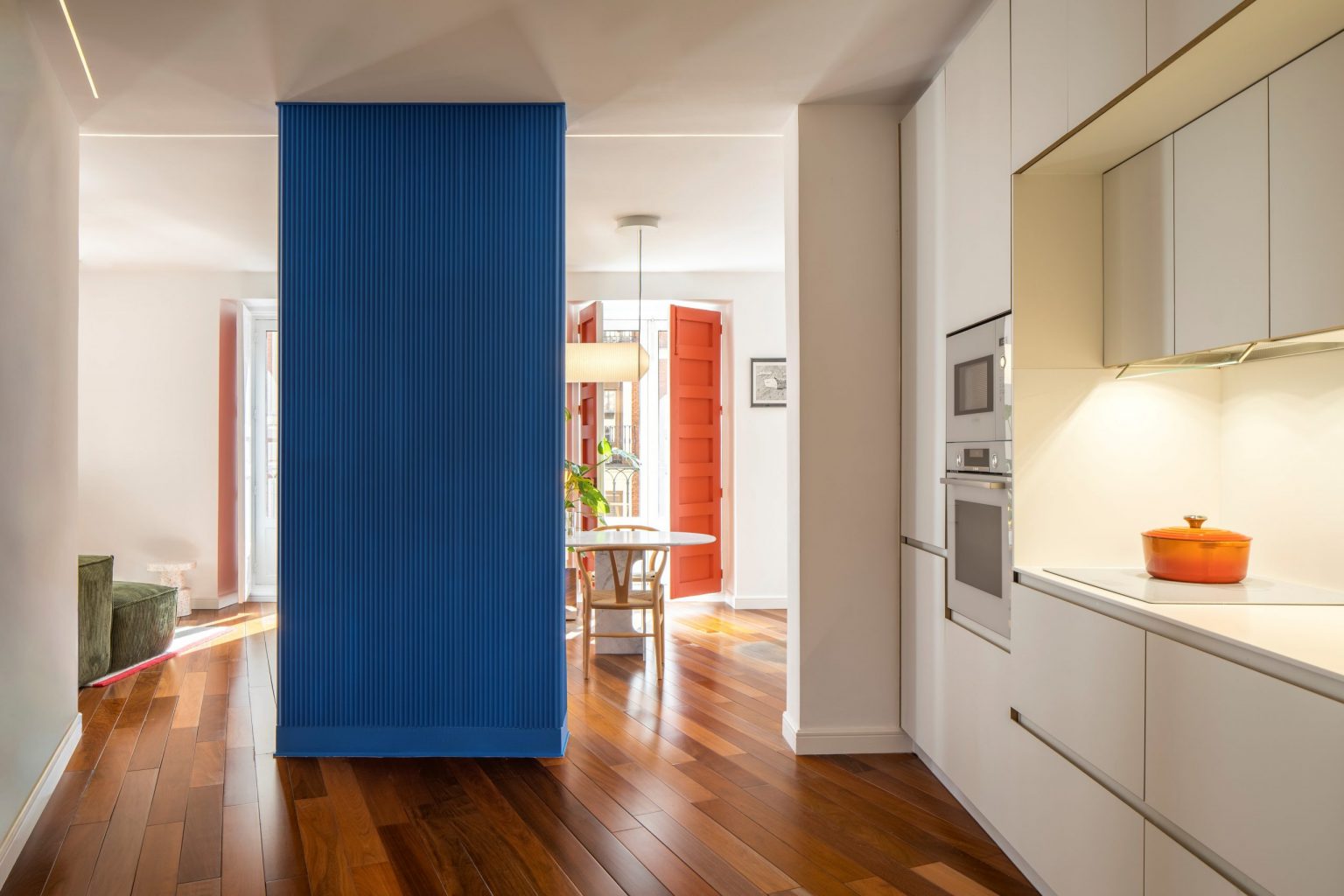 cuisine et salon décoration design et colorée Casa Eme Madrid par Gon Architects