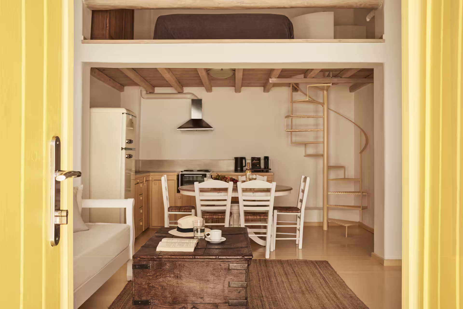 Cette maison de ville jaune à Mykonos donne envie de prendre le premier avion