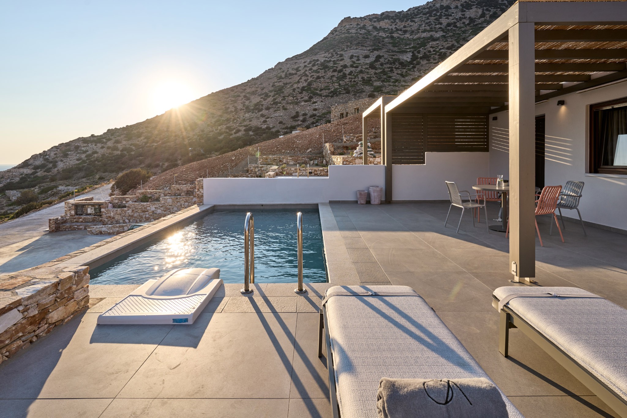 terrasse petite maison 43m2 avec piscine Grèce Cyclades terrasse petite maison 43m2 avec piscine Grèce Cyclades