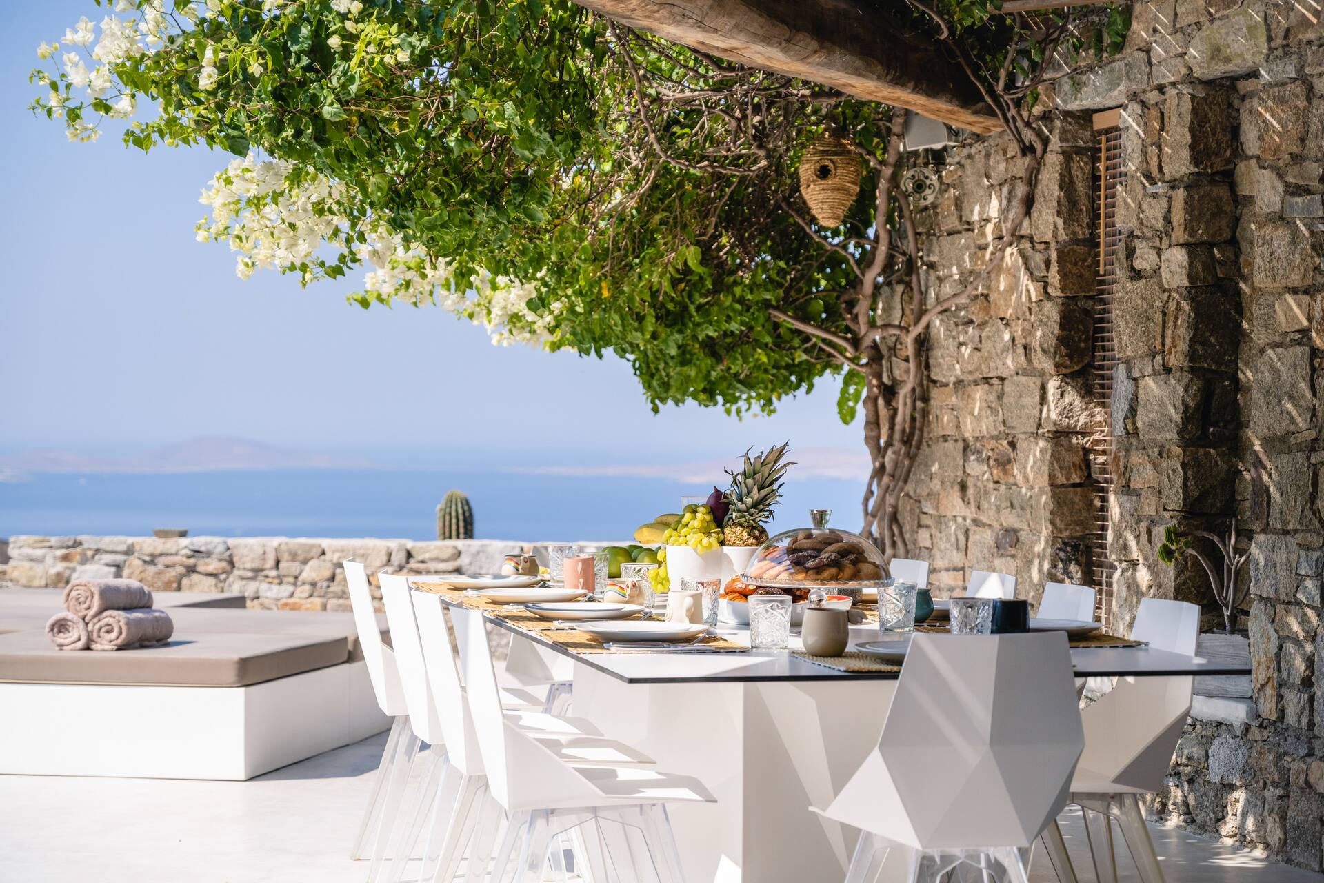 Une maison blanche et pierres à Mykonos avec piscine entre mer et collines