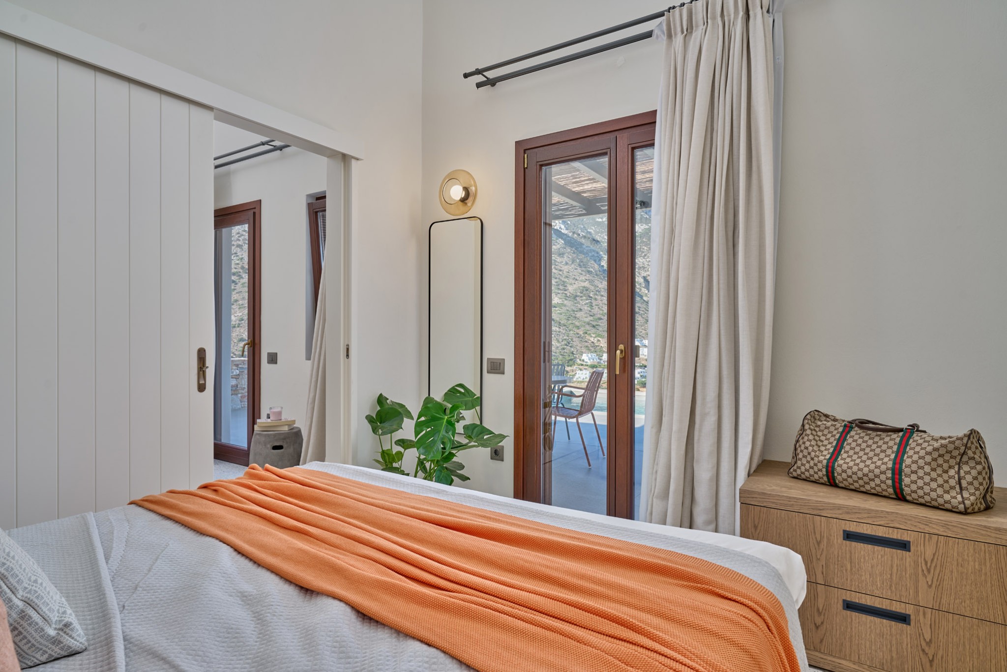 chambre décoration contemporaine petite maison 43m2 avec piscine Grèce Cyclades chambre décoration contemporaine petite maison 43m2 avec piscine Grèce Cyclades