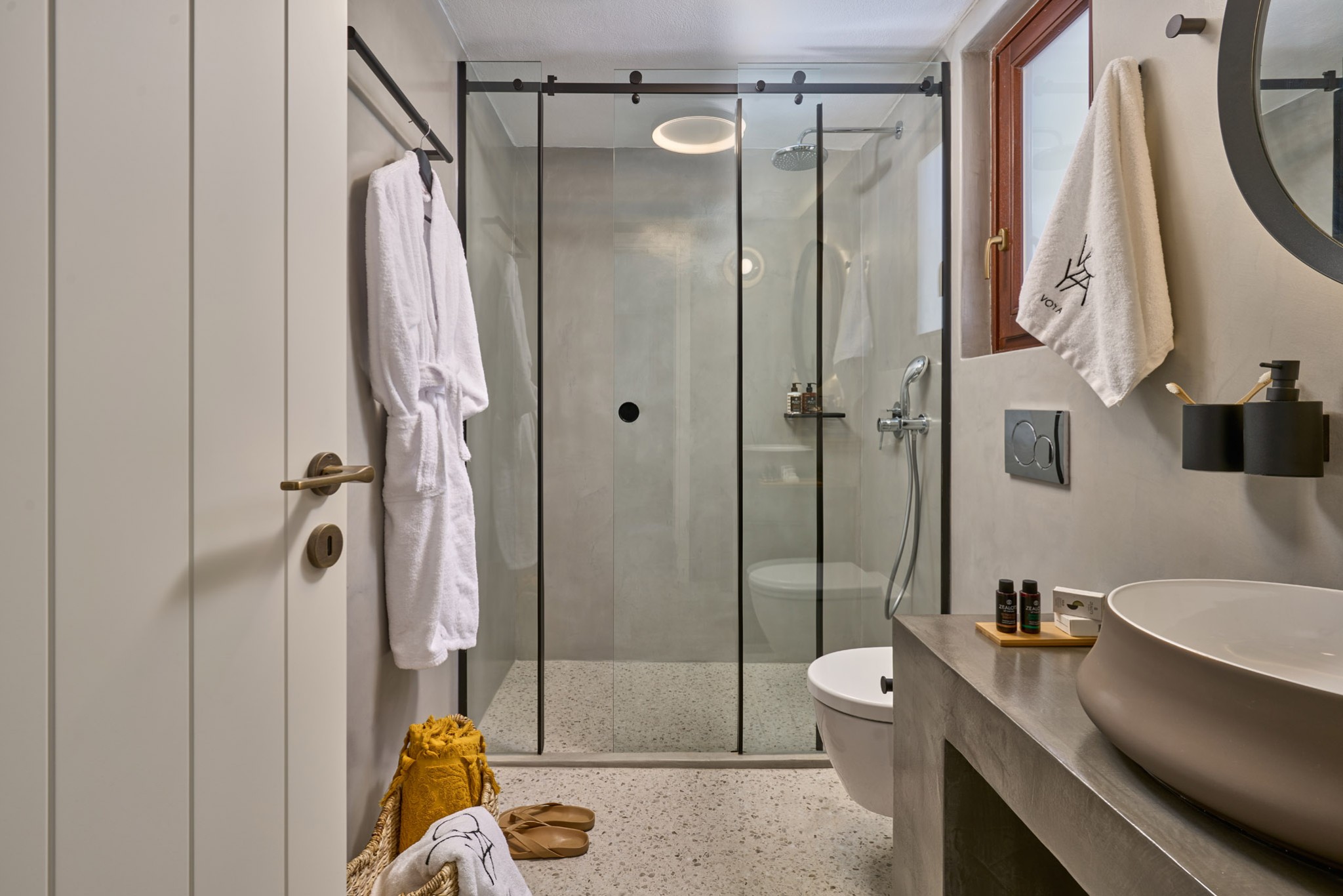 salle de bain décoration contemporaine petite maison 43m2 avec piscine Grèce Cyclades salle de bain décoration contemporaine petite maison 43m2 avec piscine Grèce Cyclades