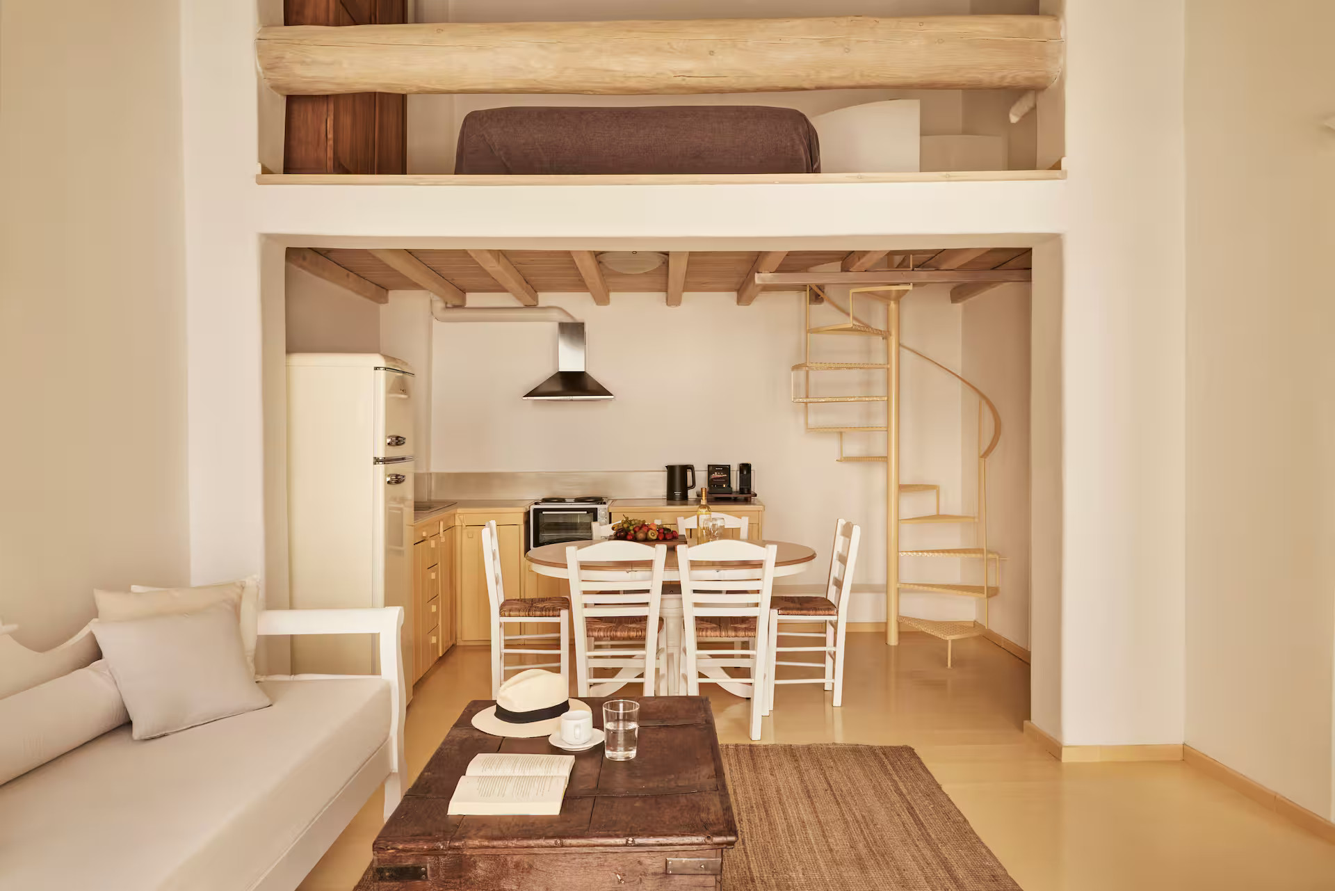salon avec escalier et mezzanine décoration rustique maison de ville Mykonos