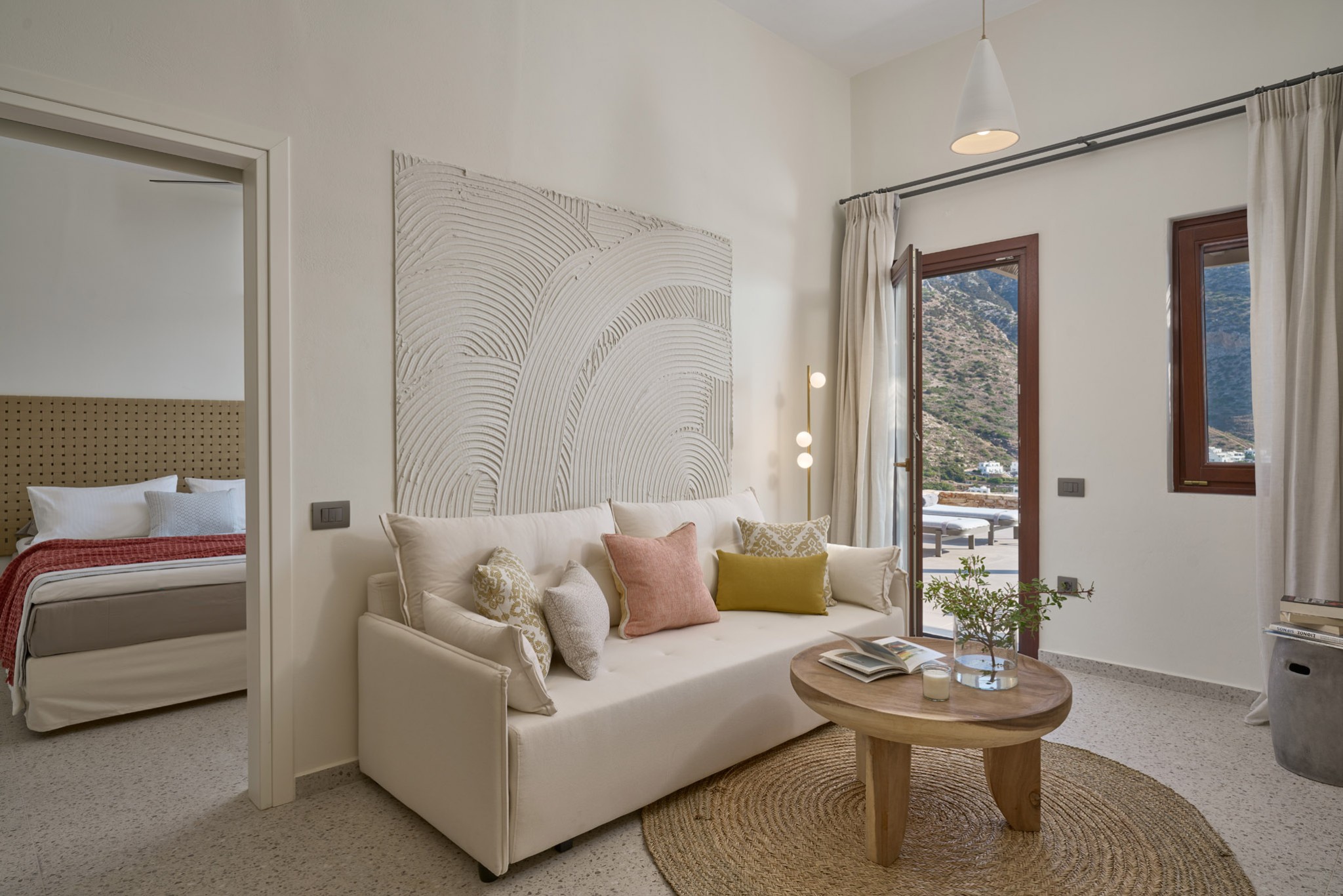 chambre et salon décoration contemporaine petite maison 43m2 avec piscine Grèce Cyclades chambre et salon décoration contemporaine petite maison 43m2 avec piscine Grèce Cyclades