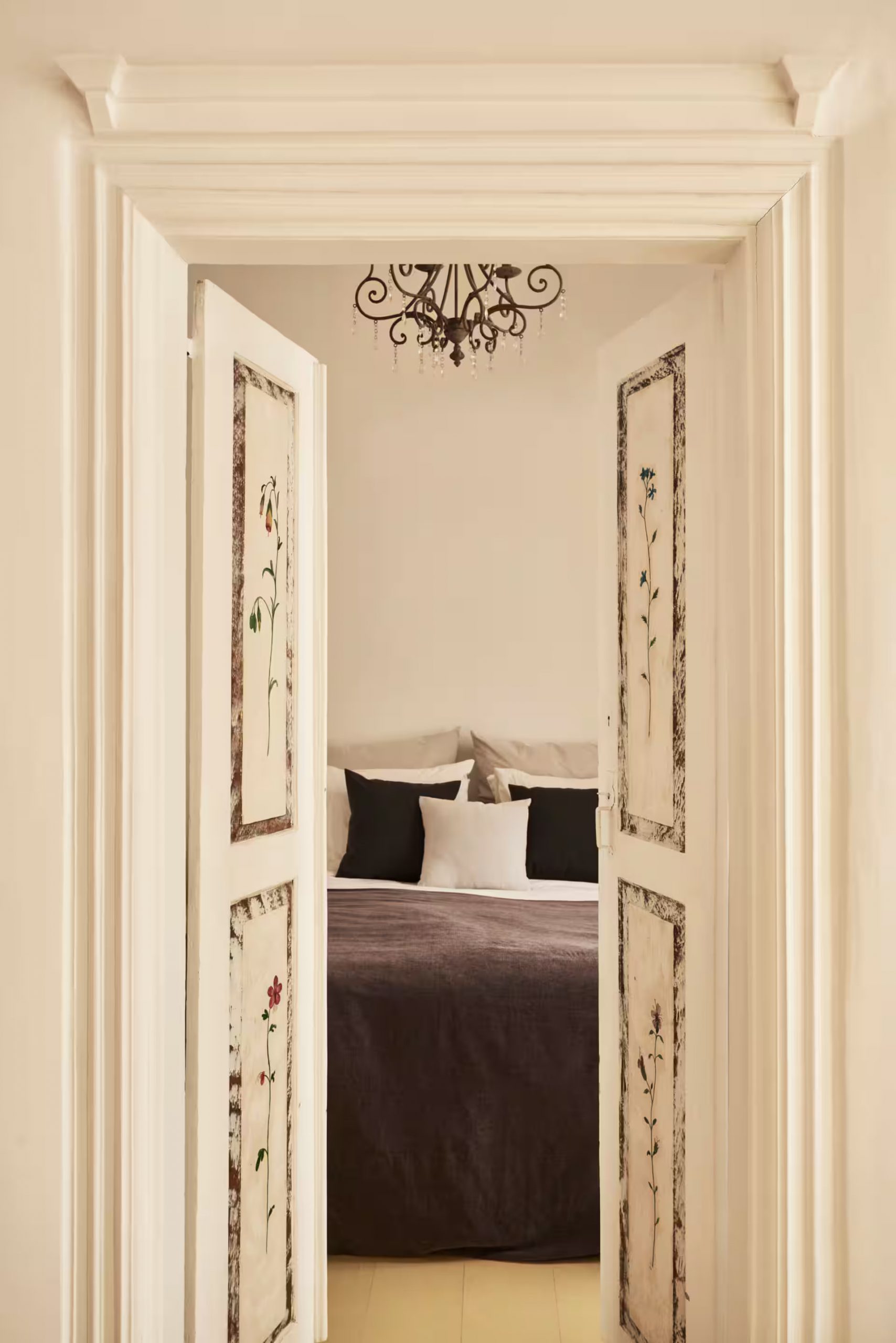 chambre avec portes peintes motif floral décoration rustique maison de ville Mykonos