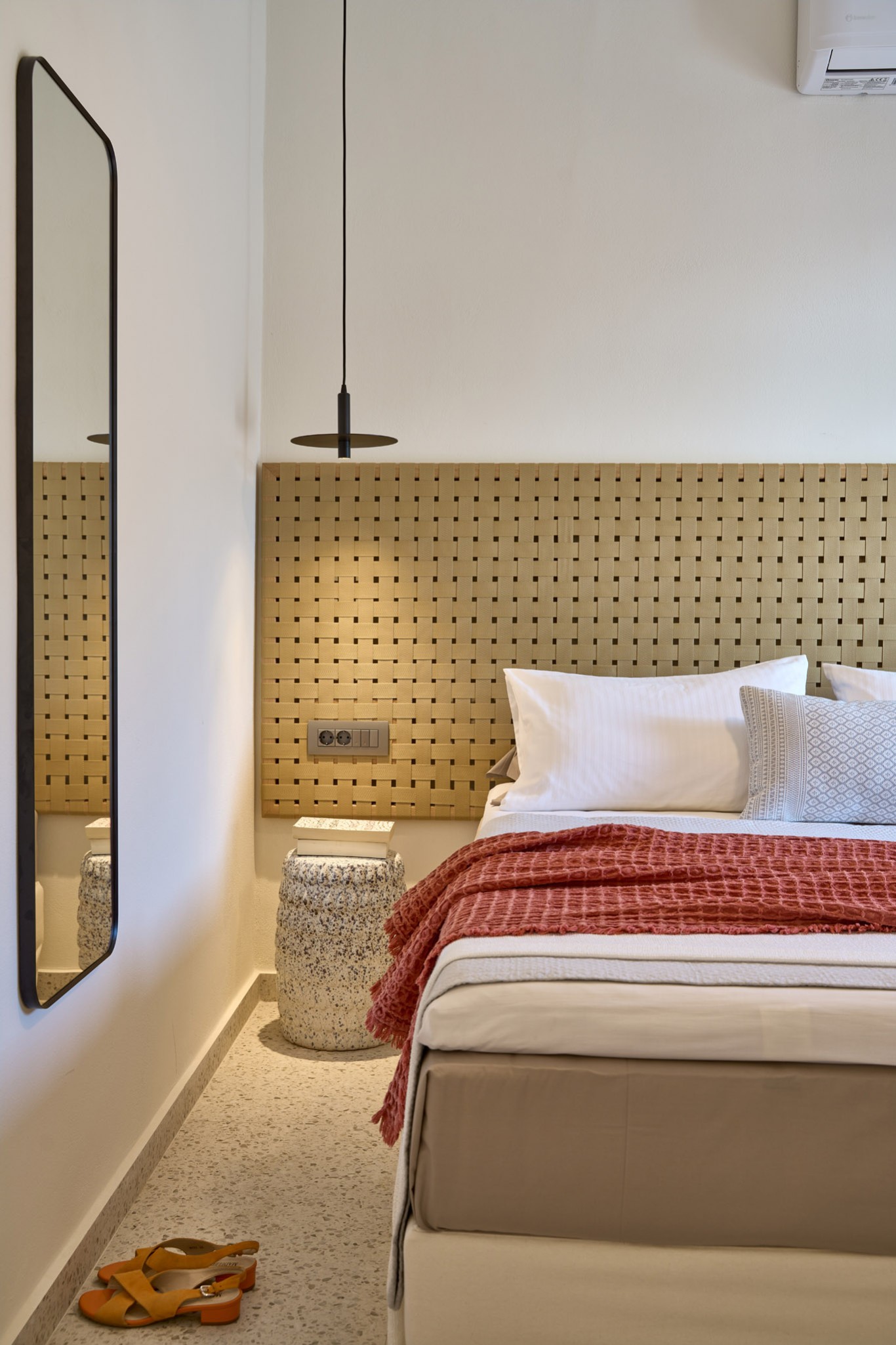 chambre décoration contemporaine petite maison 43m2 avec piscine Grèce Cyclades chambre décoration contemporaine petite maison 43m2 avec piscine Grèce Cyclades