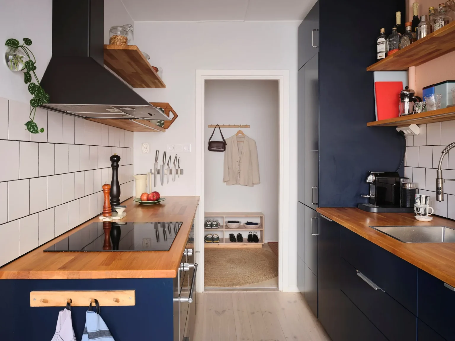 cuisine semi ouverte bleue deux-pièces de 54m2 décoration scandinave