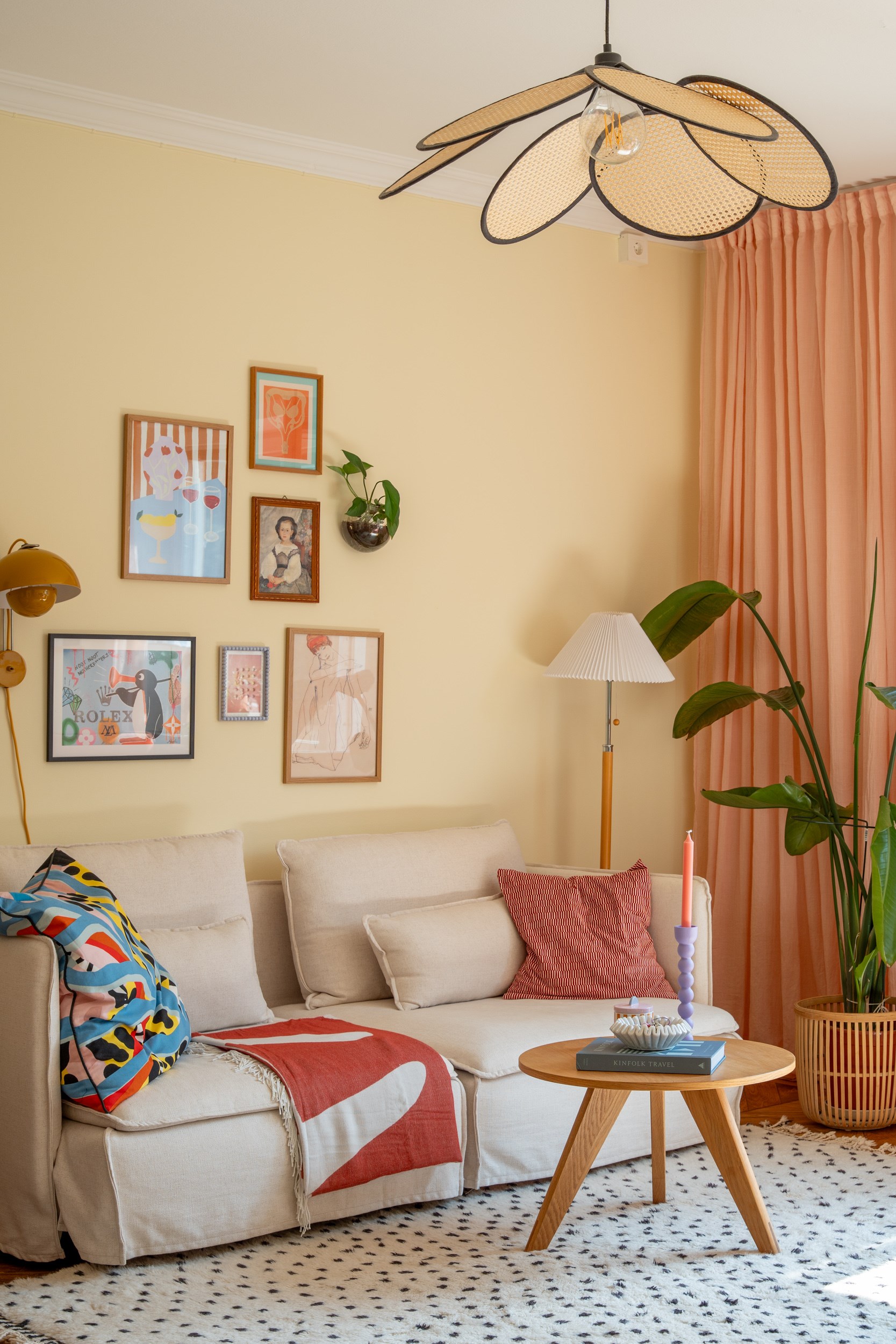 salon murs jaunes appartement 39m2 décoration colorée