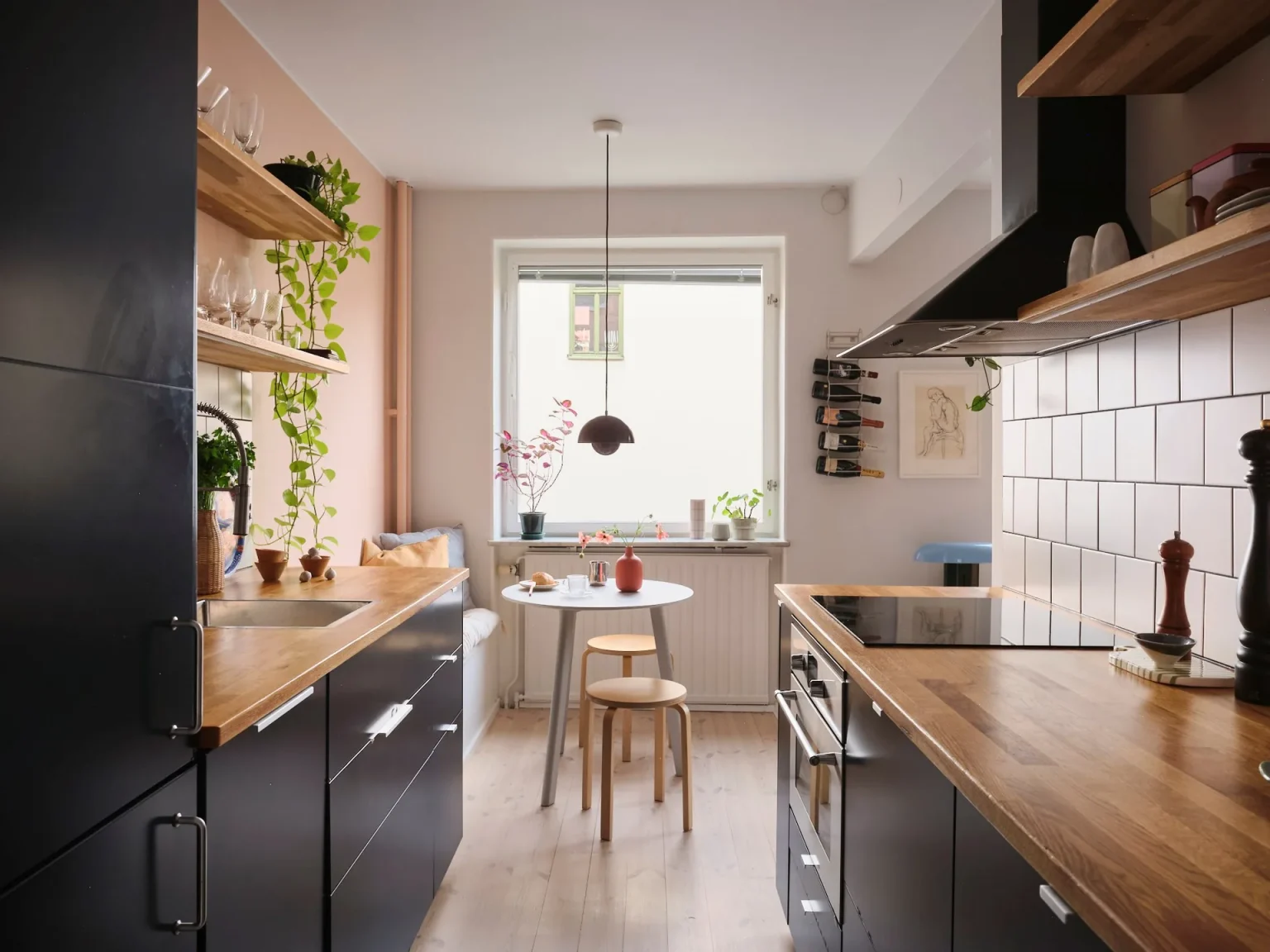 cuisine semi ouverte bleue mur rose avec espace repas avec banc deux-pièces de 54m2 décoration scandinave