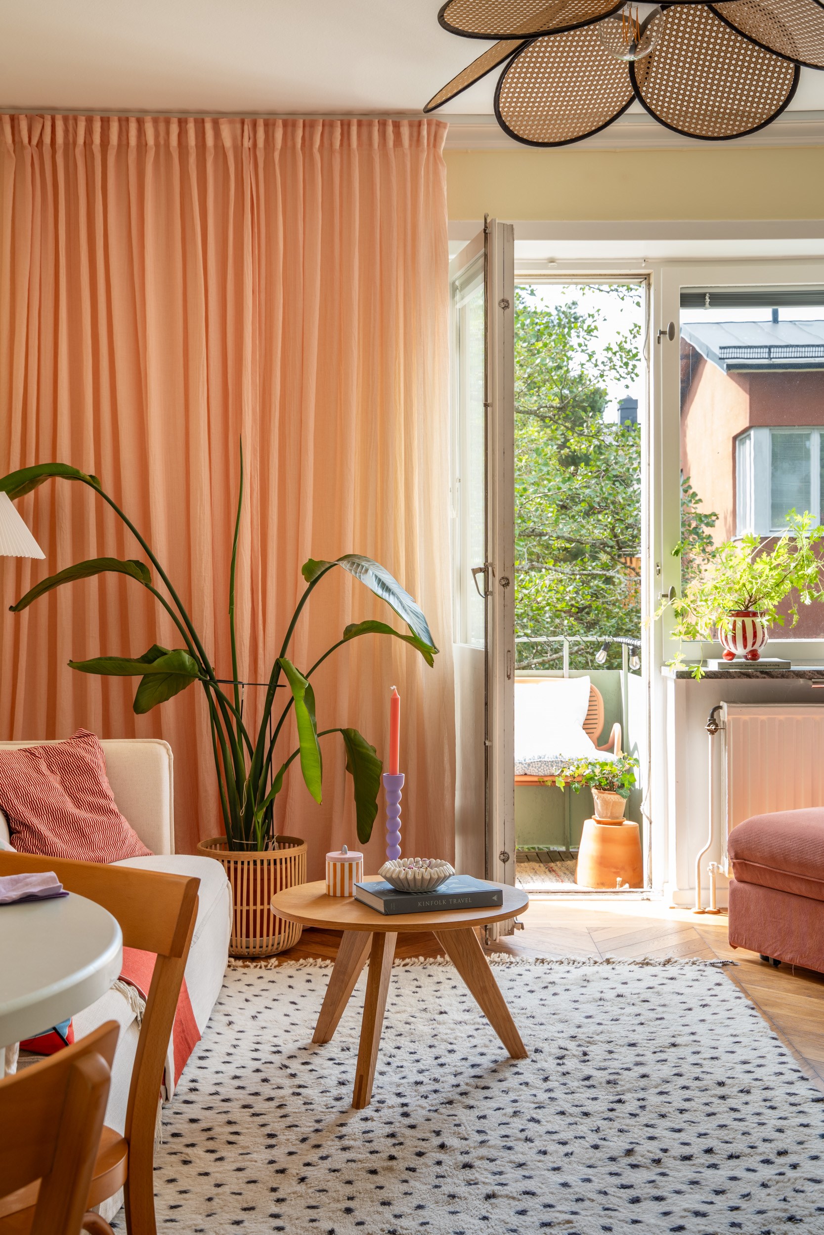 salon murs jaunes appartement 39m2 décoration colorée