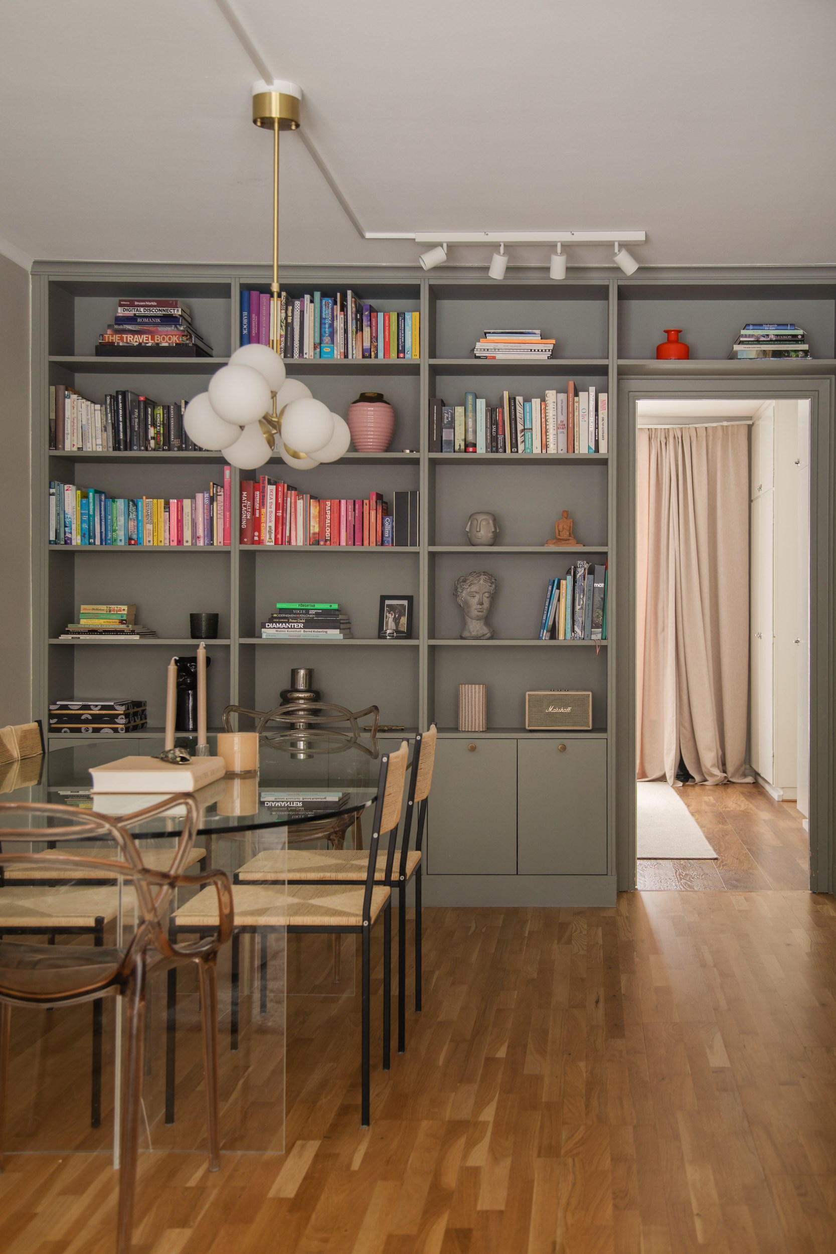 salle à manger décoration scandinave avec bibliothèque sur mesure