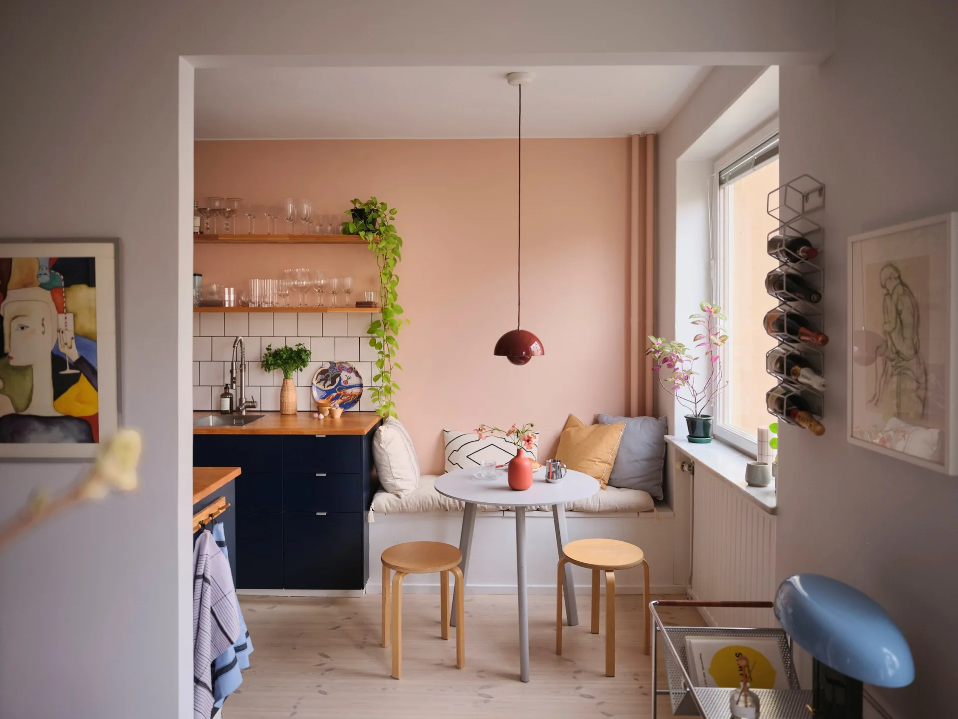Ce deux-pièces de 54m2 scandinave et coloré donne envie de tout repeindre chez soi