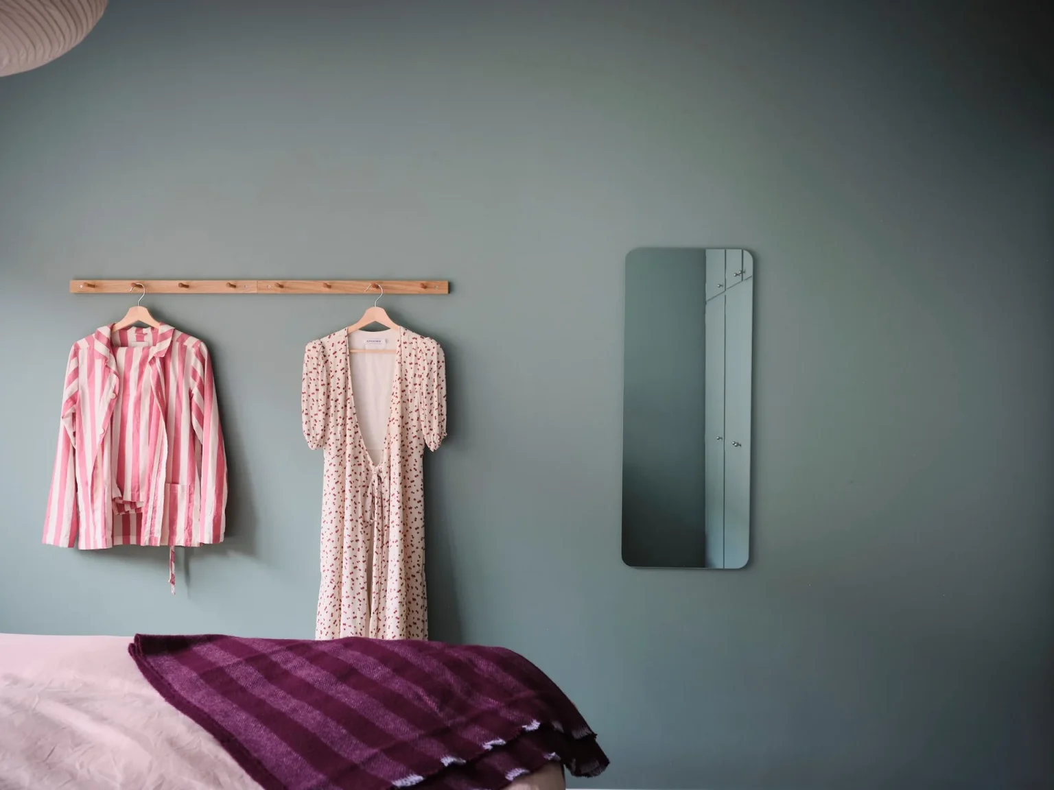 chambre mur vert deux-pièces de 54m2 décoration scandinave