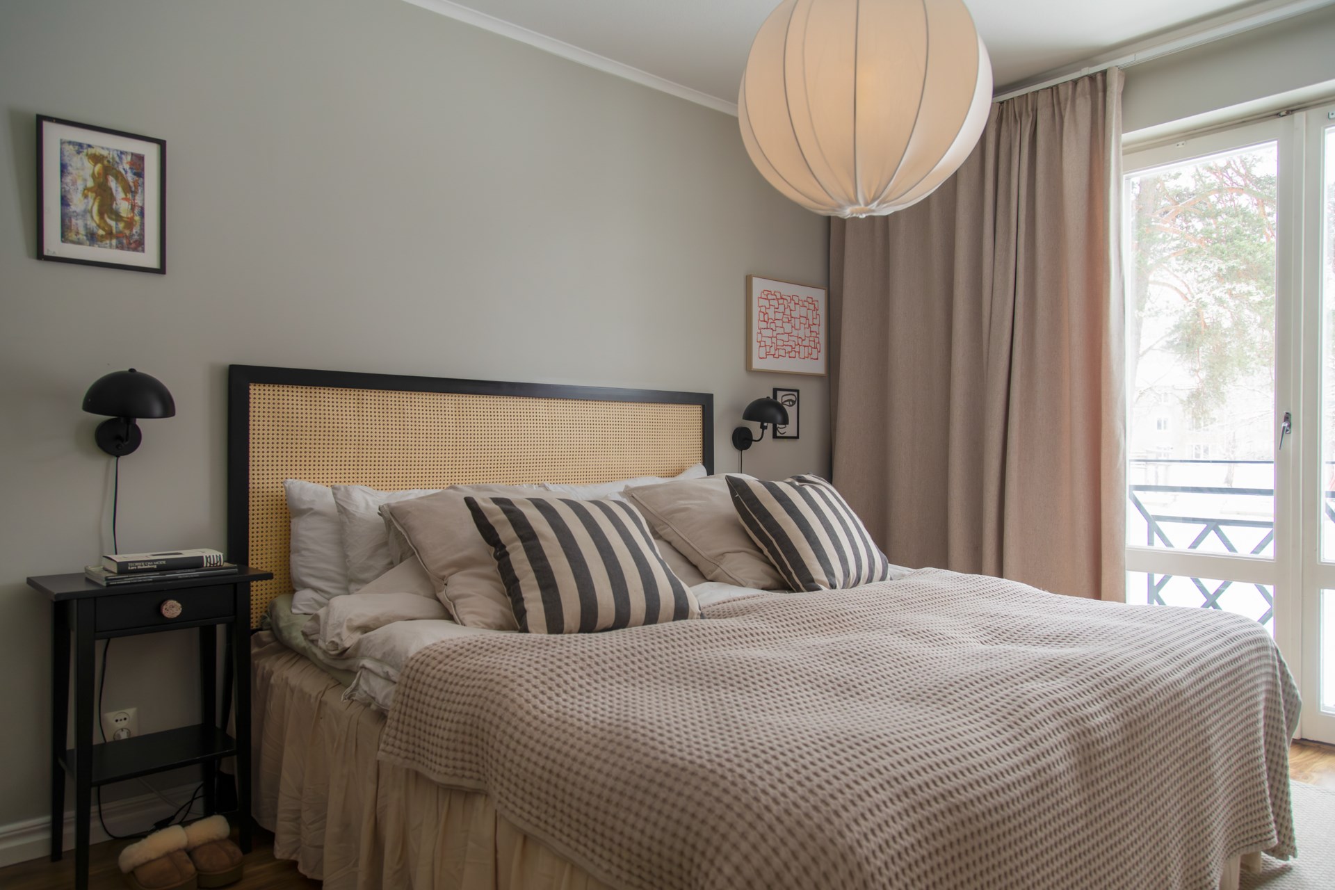 chambre décoration scandinave vue sur la forêt enneigée