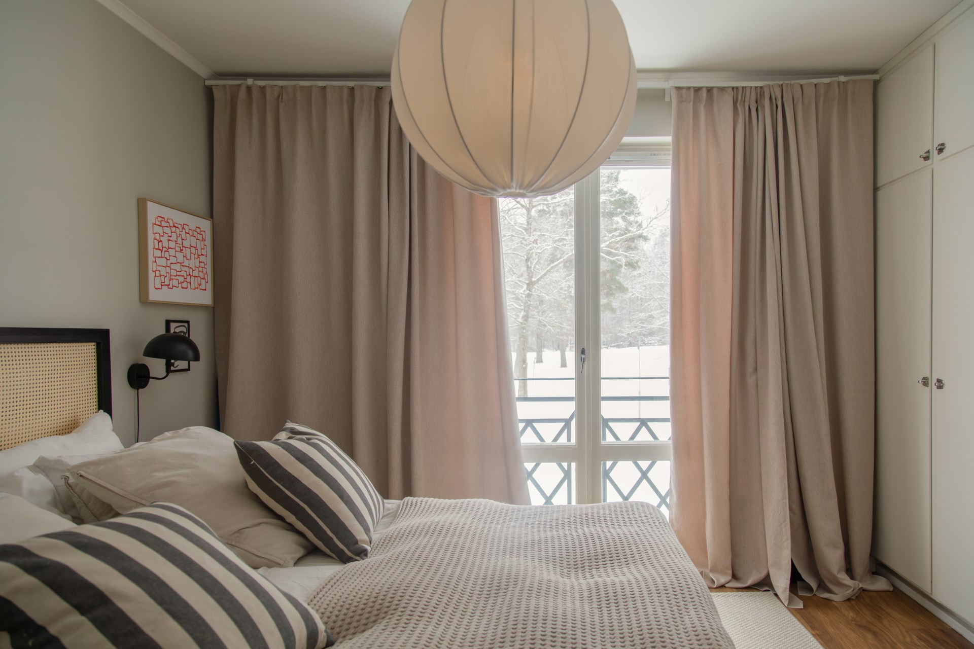 chambre avec placard décoration scandinave vue sur la forêt enneigée