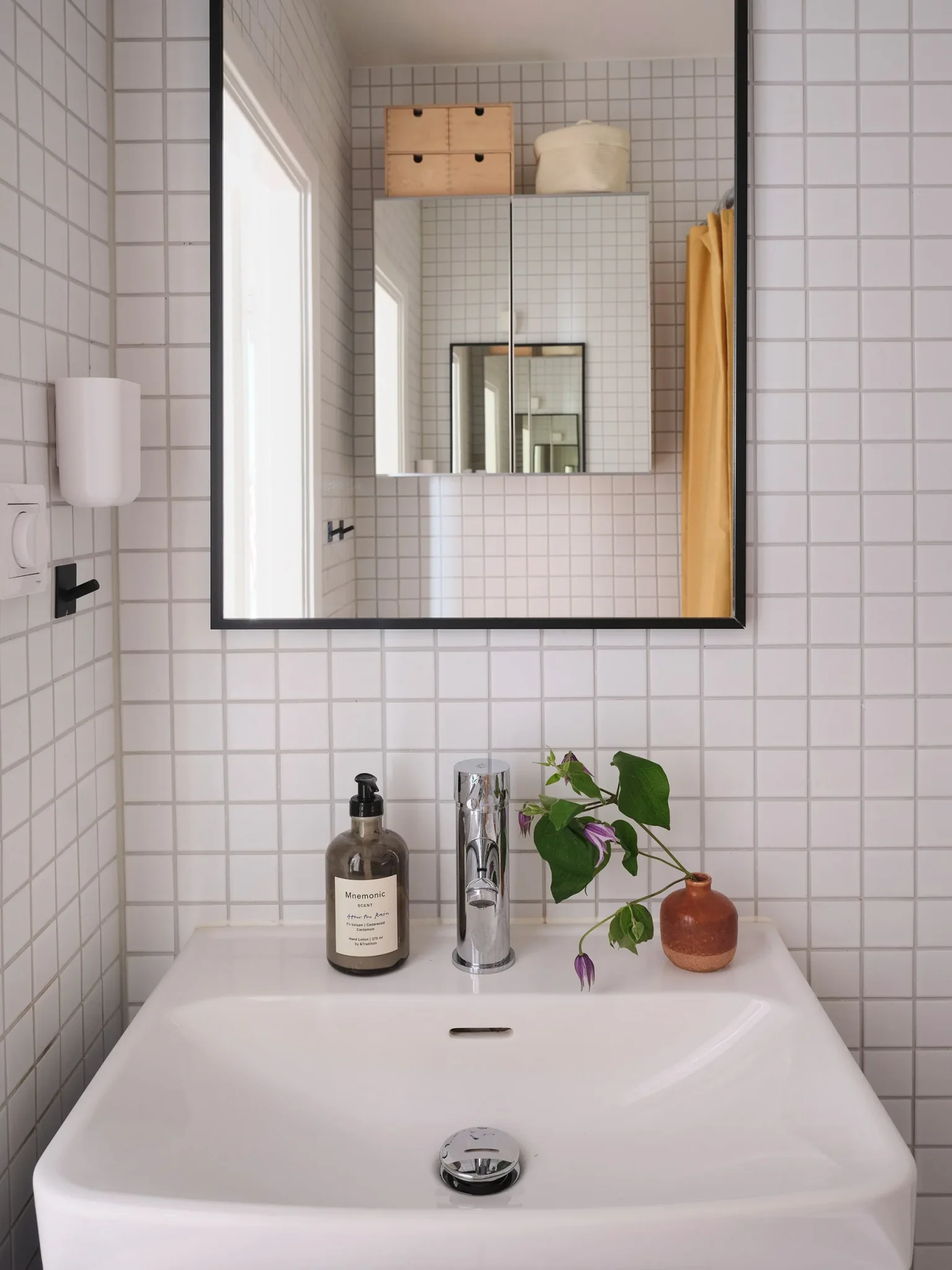 salle de bain vintage carrelage petits carreaux blancs sol mur
