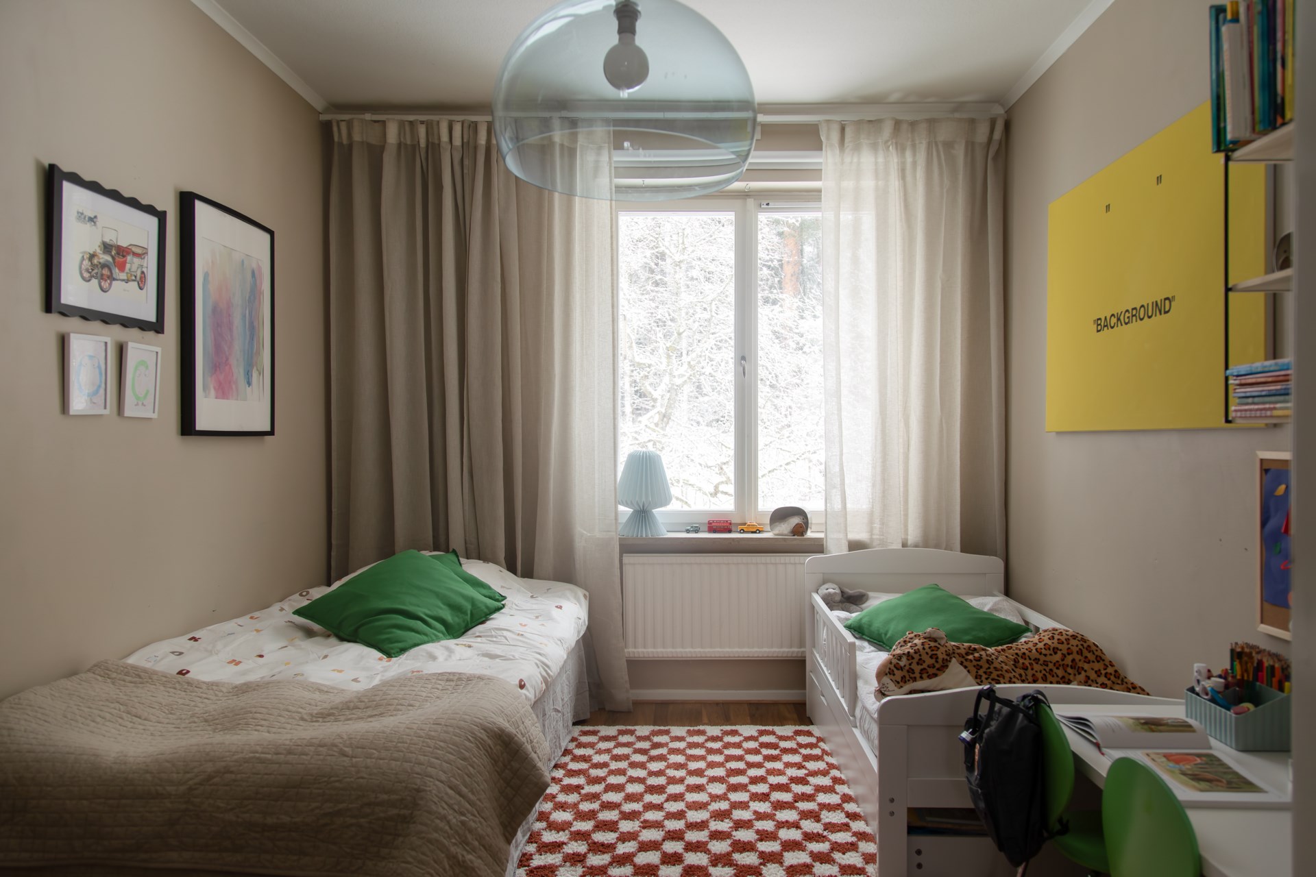 chambre enfant décoration scandinave vue sur la forêt enneigée