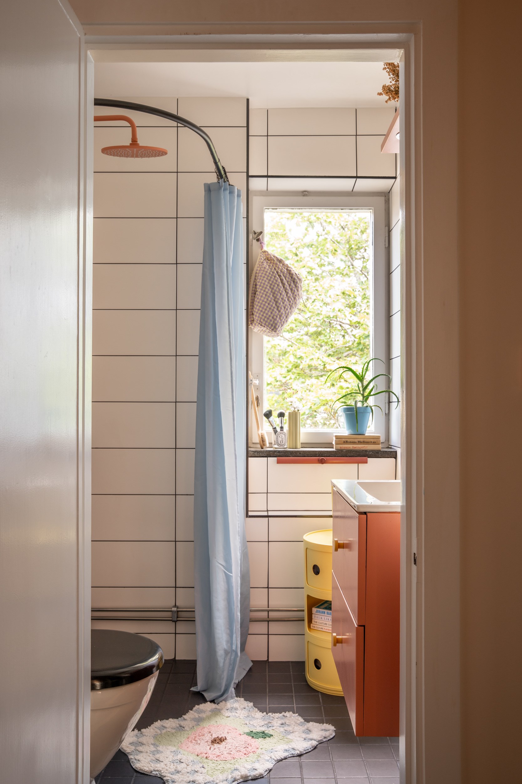 salle de bain meuble sous vasque terracotta appartement 39m2 décoration colorée