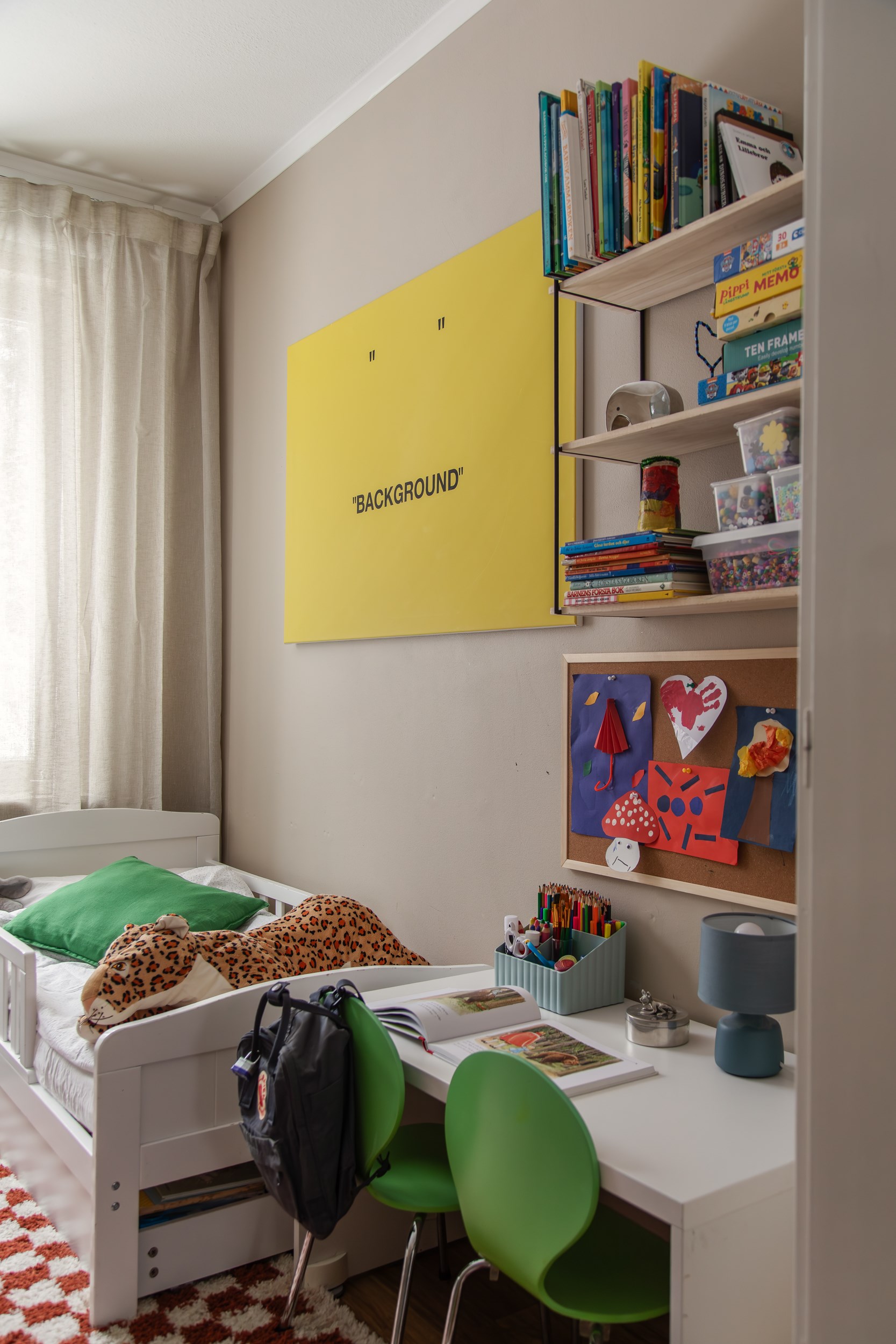 chambre enfant décoration scandinave vue sur la forêt enneigée