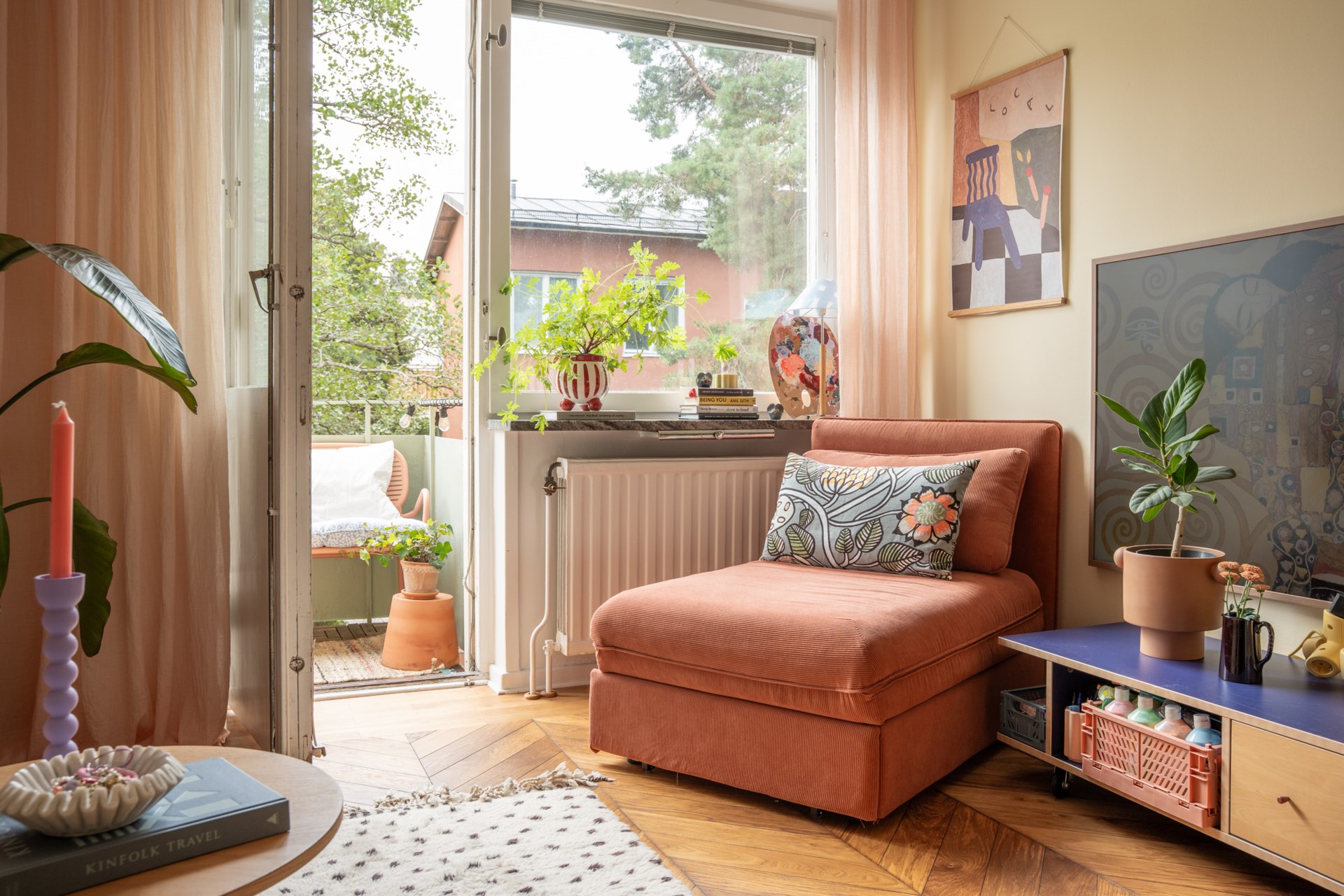 salon murs jaunes appartement 39m2 décoration colorée