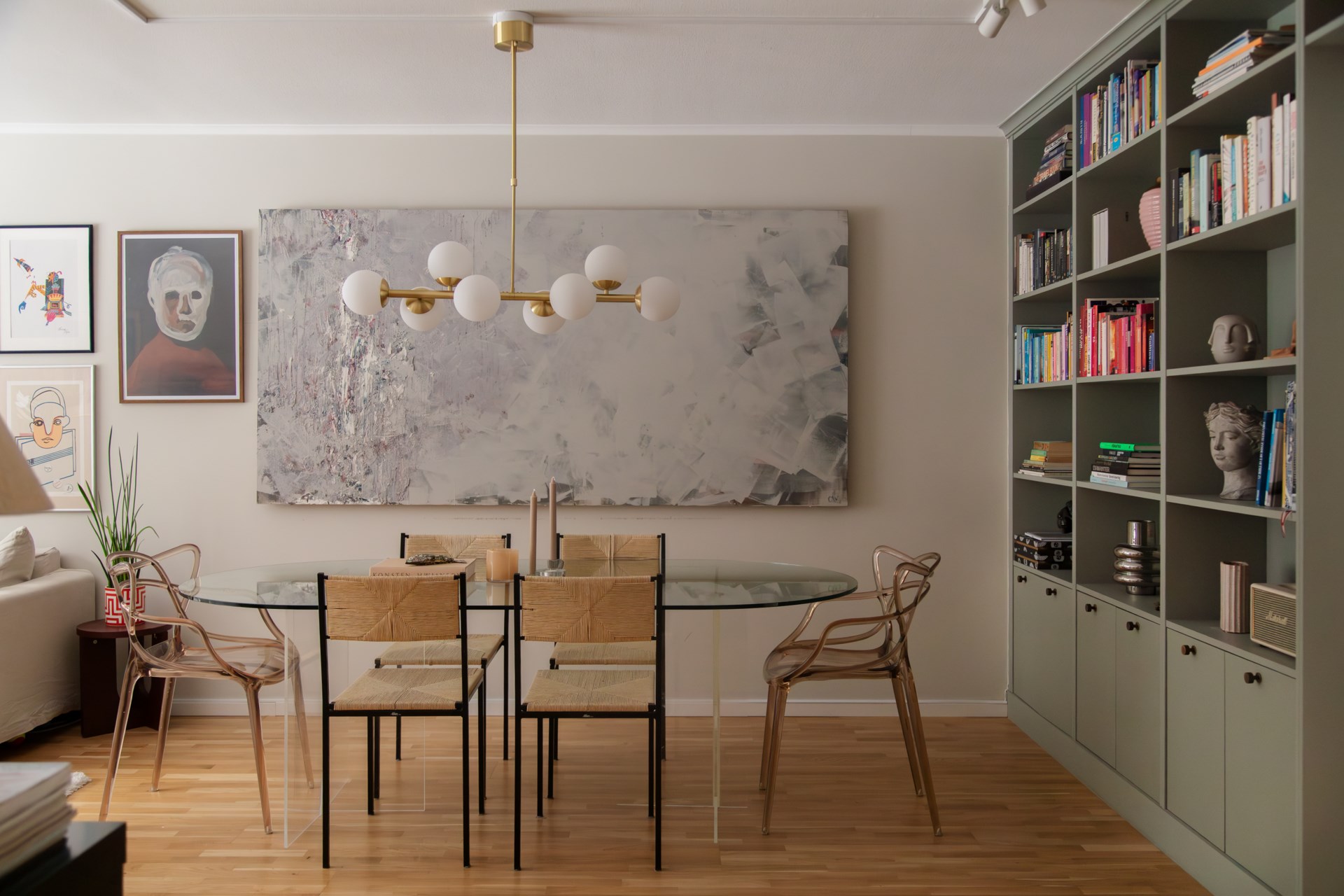 salle à manger décoration scandinave avec bibliothèque sur mesure