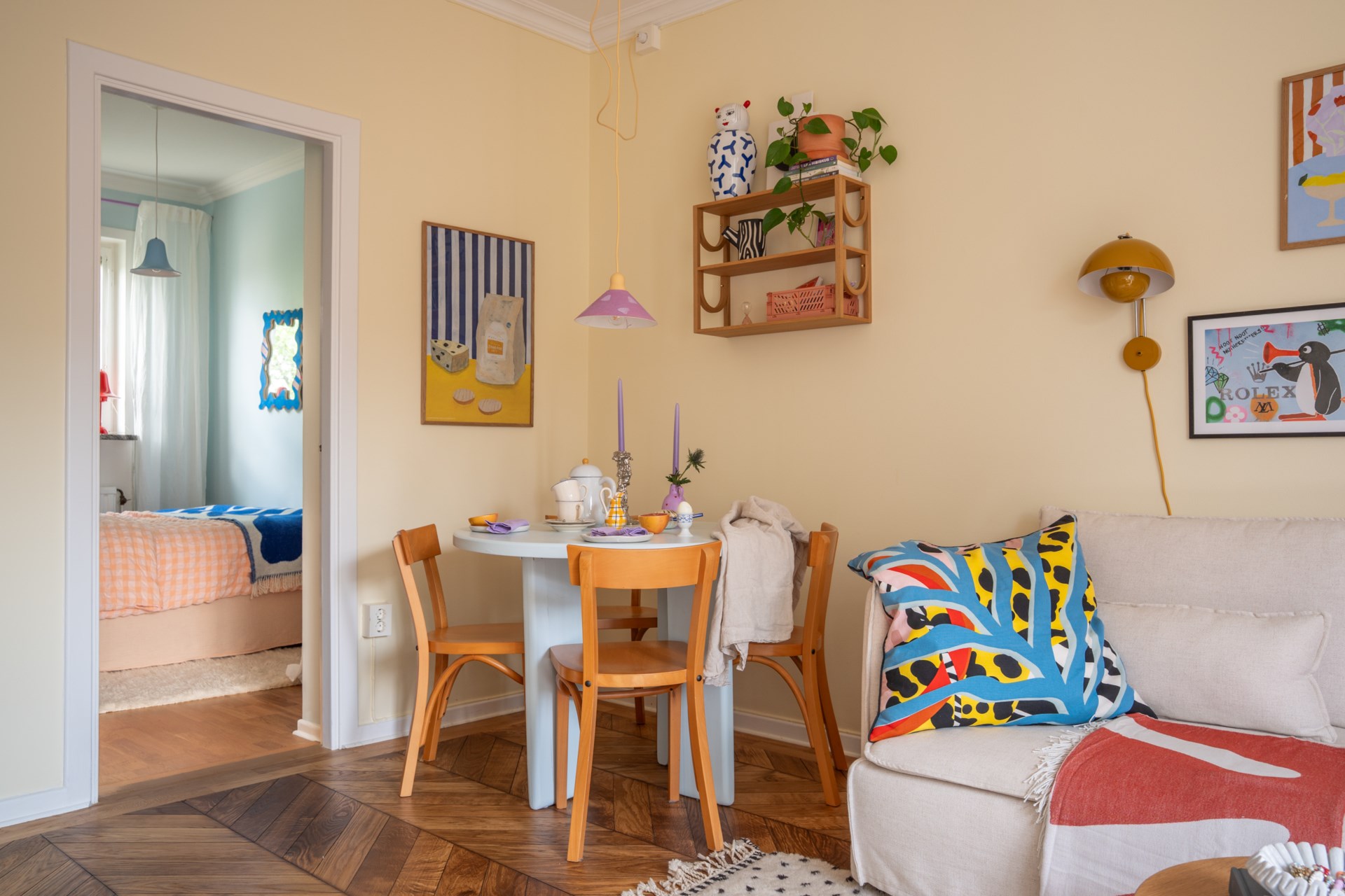 salon murs jaunes appartement 39m2 décoration colorée