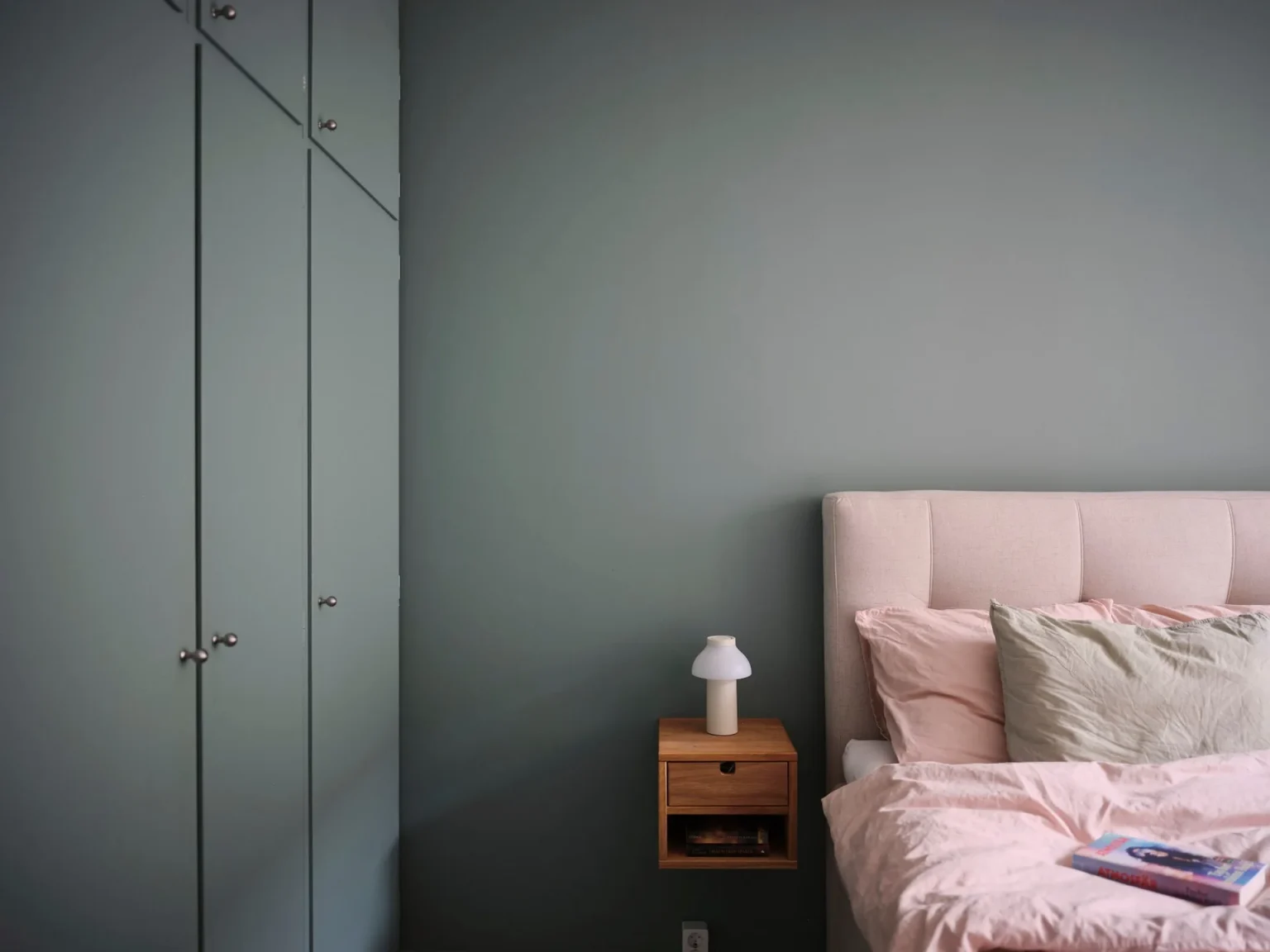 chambre mur vert deux-pièces de 54m2 décoration scandinave