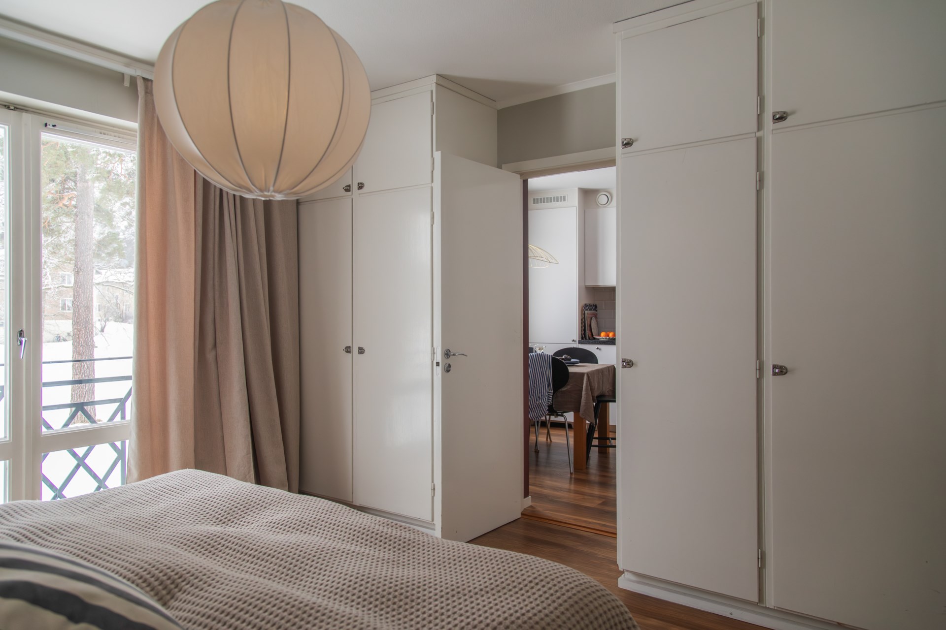 chambre avec placard décoration scandinave vue sur la forêt enneigée