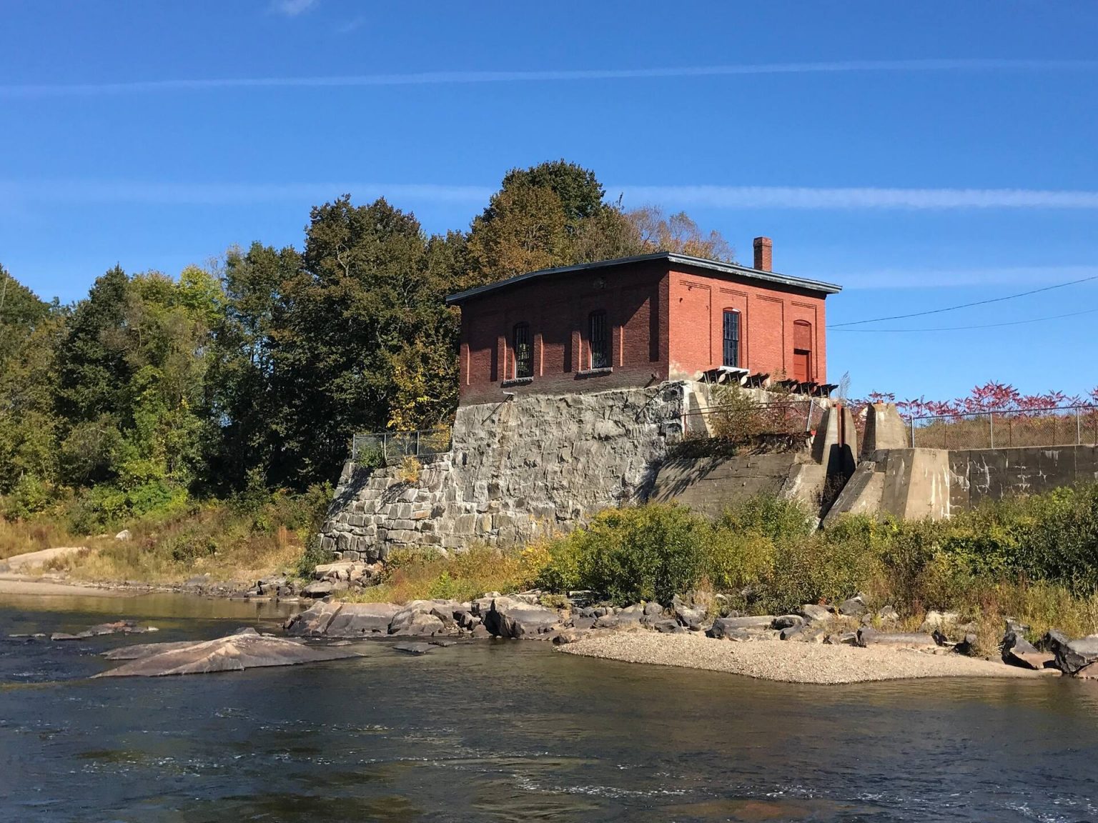 maison ancienne réhabilitée dans une ancienne centrale hydroelectrique Maine