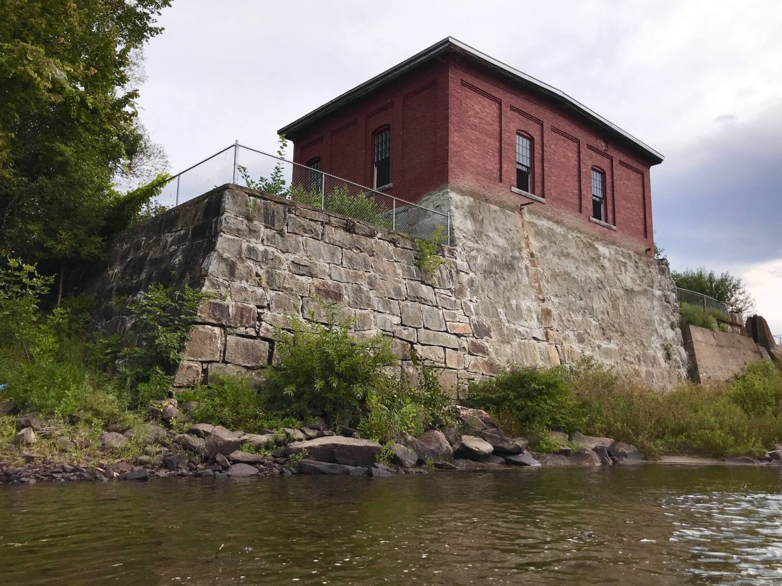 maison ancienne réhabilitée dans une ancienne centrale hydroelectrique Maine