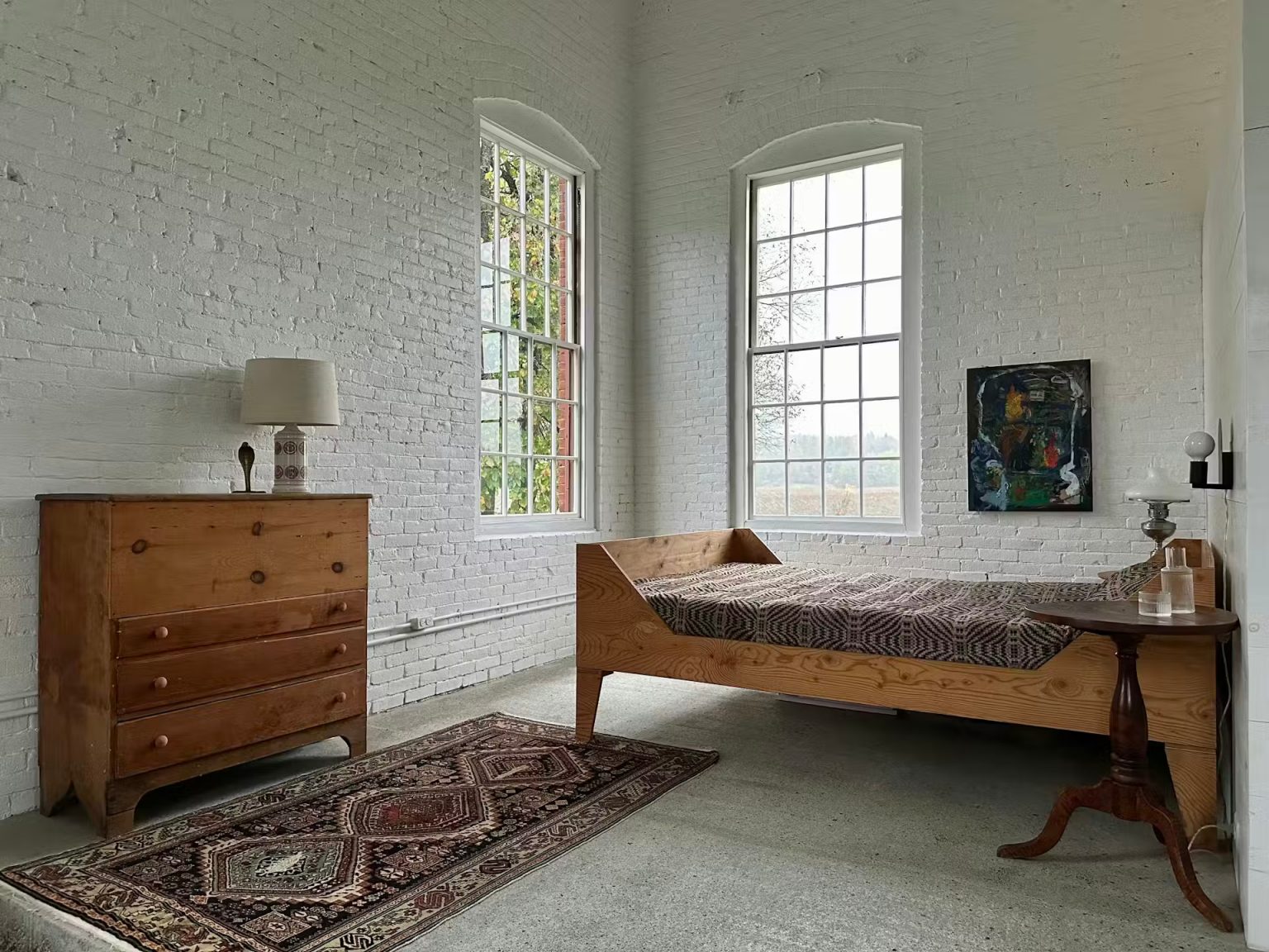 chambre avec murs briques blanches maison ancienne réhabilitée décoration minimaliste