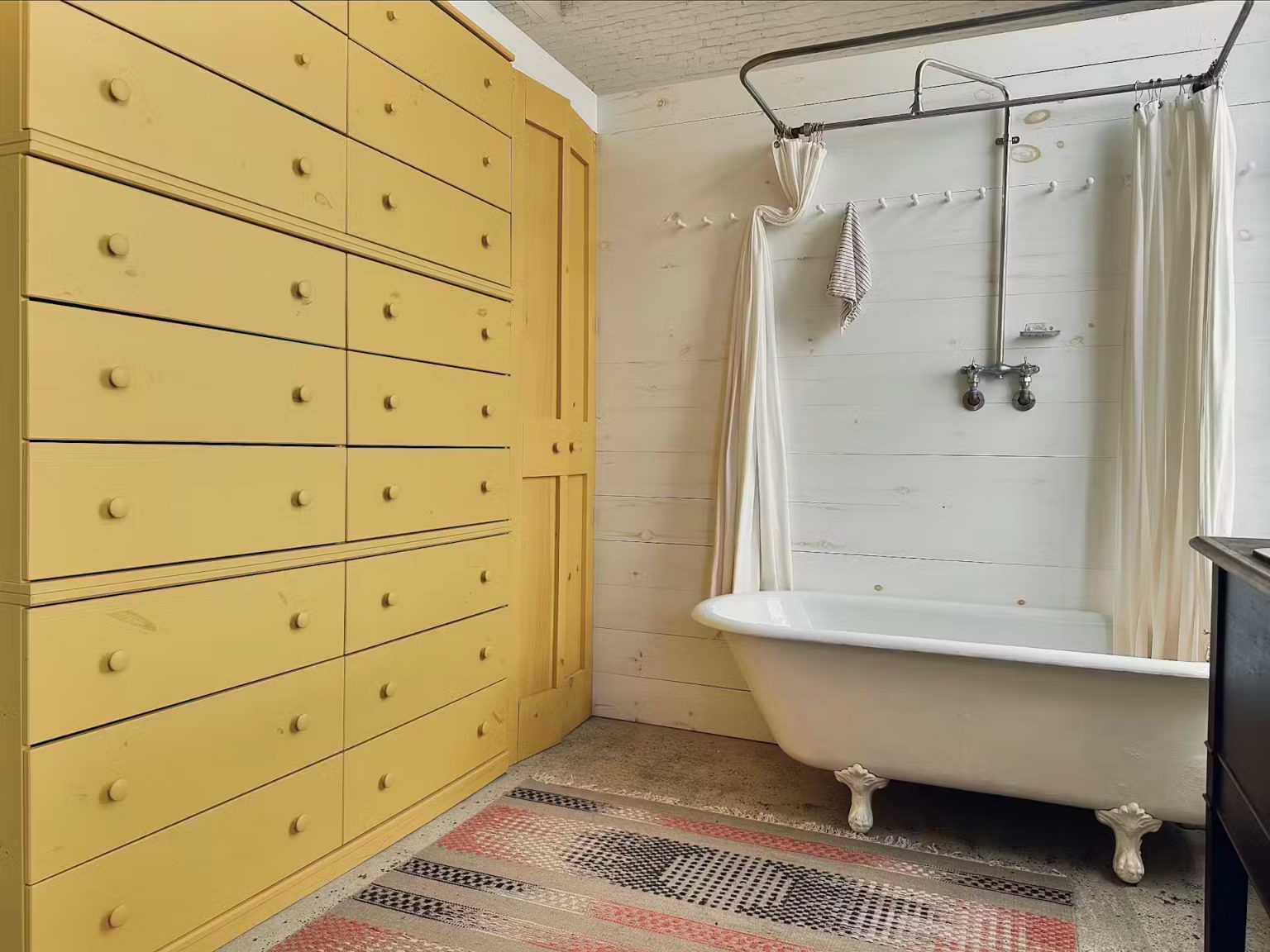 salle de bain avec murs briques blanches maison ancienne réhabilitée décoration vintage