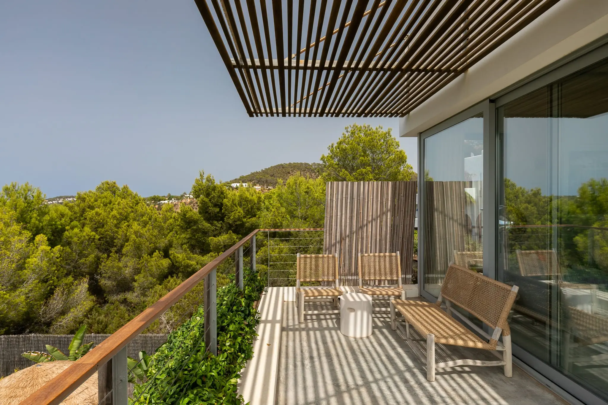 terrasse avec pergola bois maison face à la mer à Ibiza