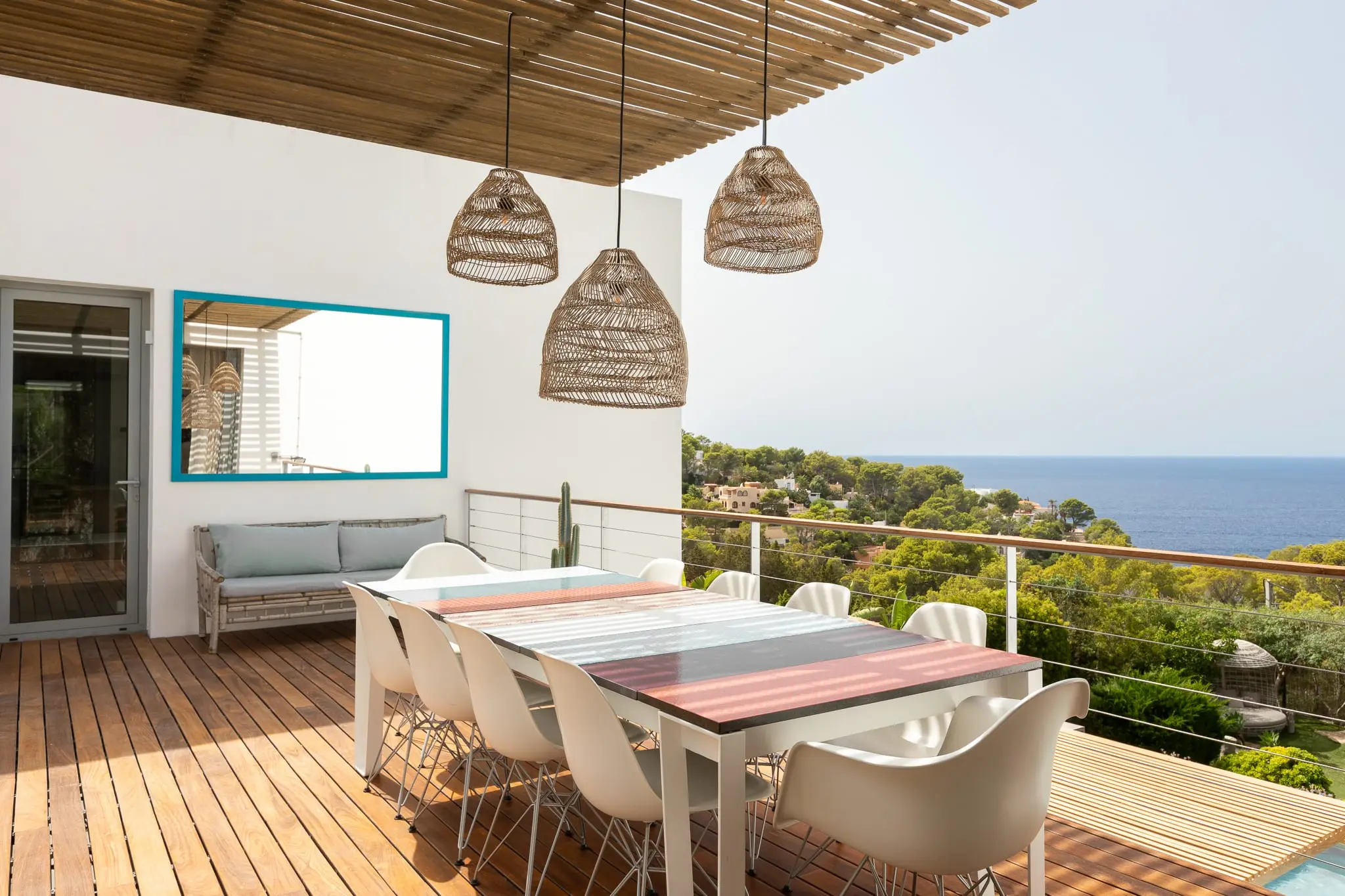 terrasse avec pergola bois maison face à la mer à Ibiza