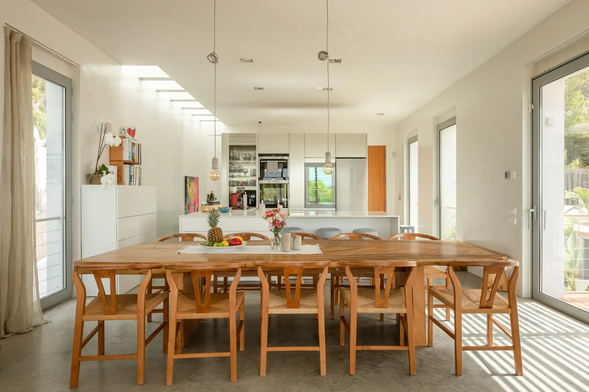 salle à manger et cuisine ouverte décoration contemporaine avec baies vitrées
