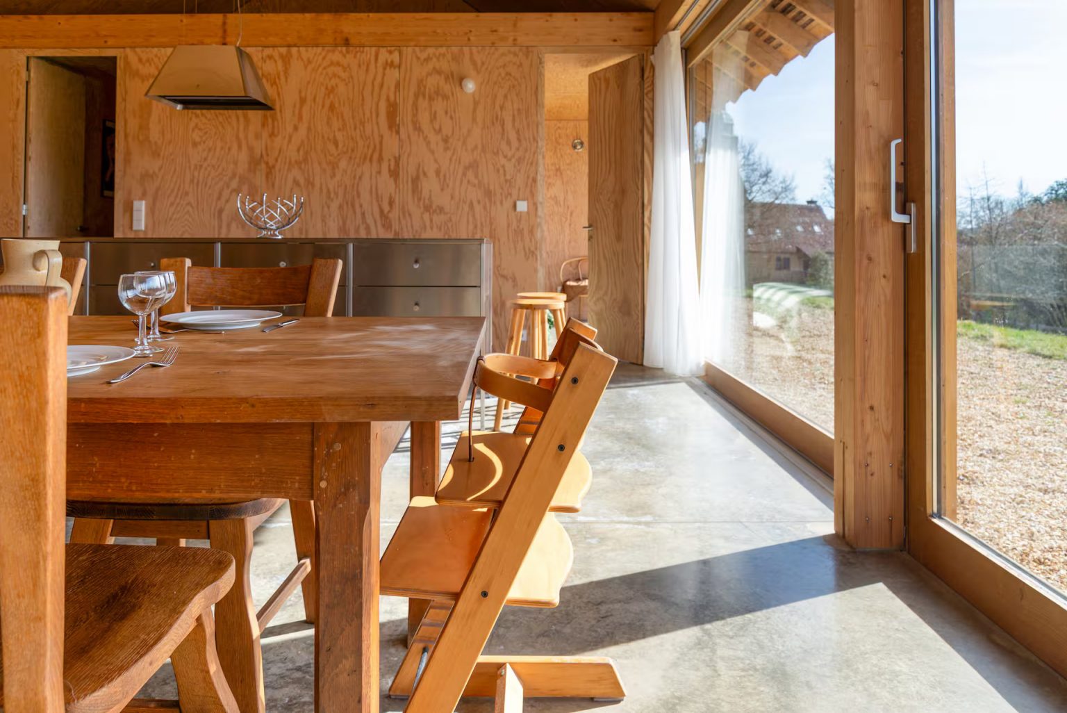 cuisine et salle à manger murs bois décoration contemporaine maison d'architecte éco responsable dans le Perche 