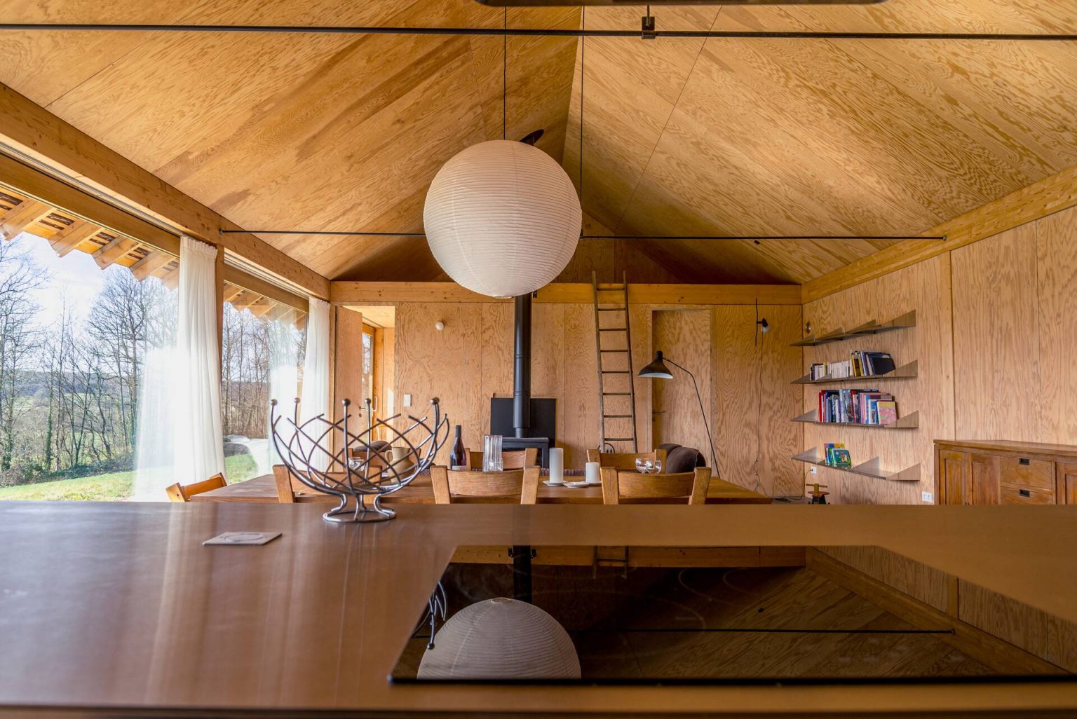 cuisine et salon murs bois décoration contemporaine maison d'architecte éco responsable dans le Perche 