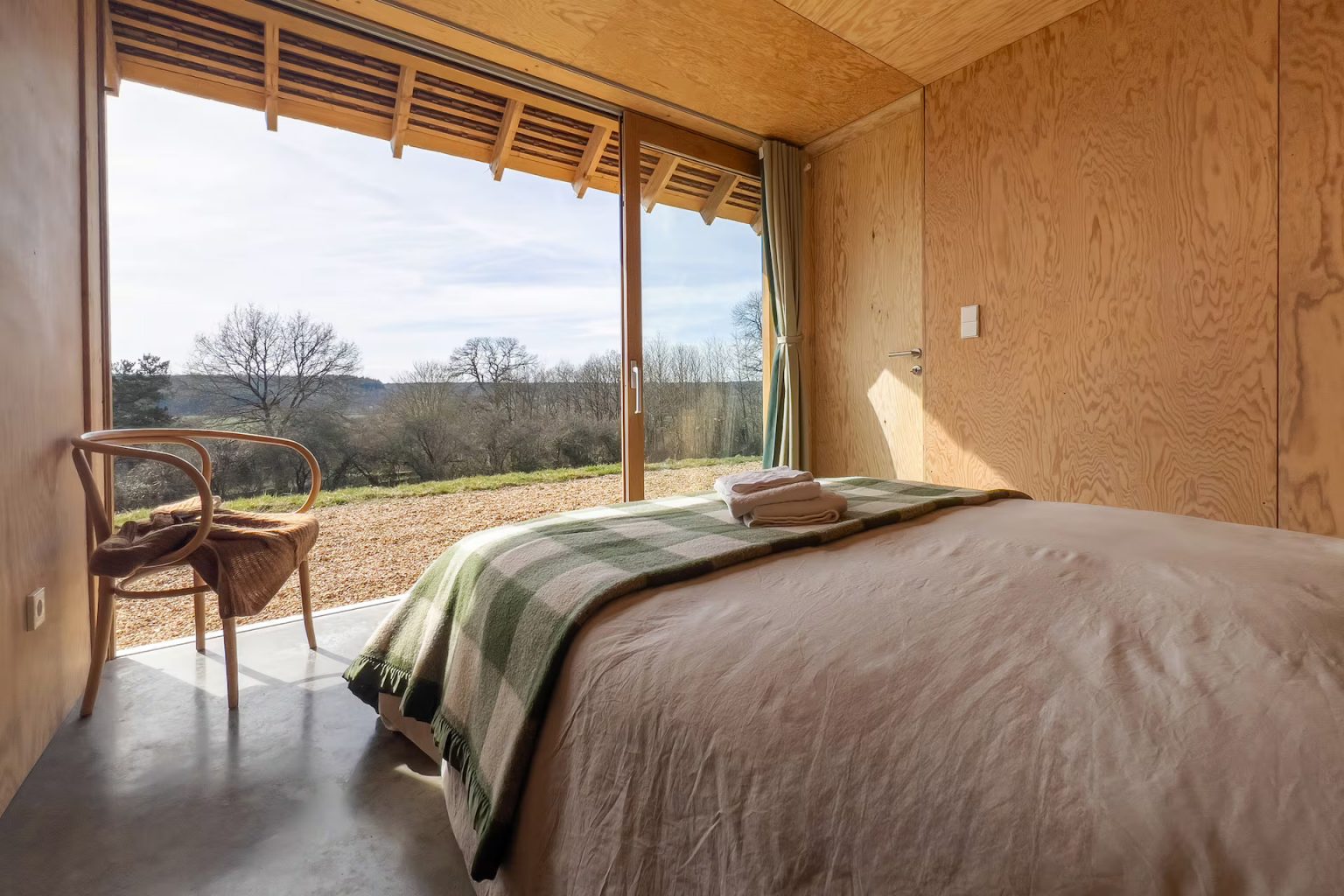 chambre murs bois décoration contemporaine maison d'architecte éco responsable dans le Perche 