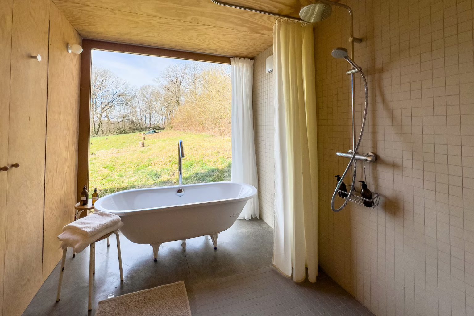 salle de bain baignoire sur pieds baie vitrée murs bois décoration contemporaine maison d'architecte éco responsable dans le Perche 