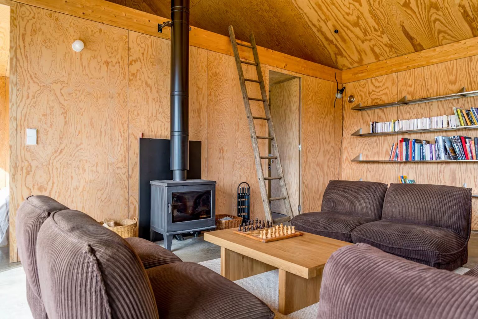 salon murs bois décoration contemporaine maison d'architecte éco responsable dans le Perche 