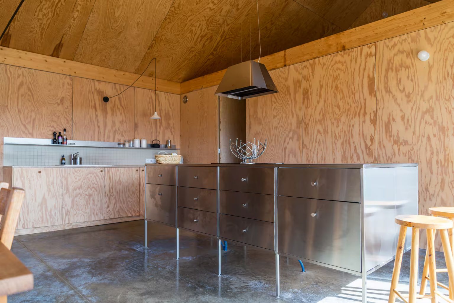 cuisine inox murs bois décoration contemporaine maison d'architecte éco responsable dans le Perche 