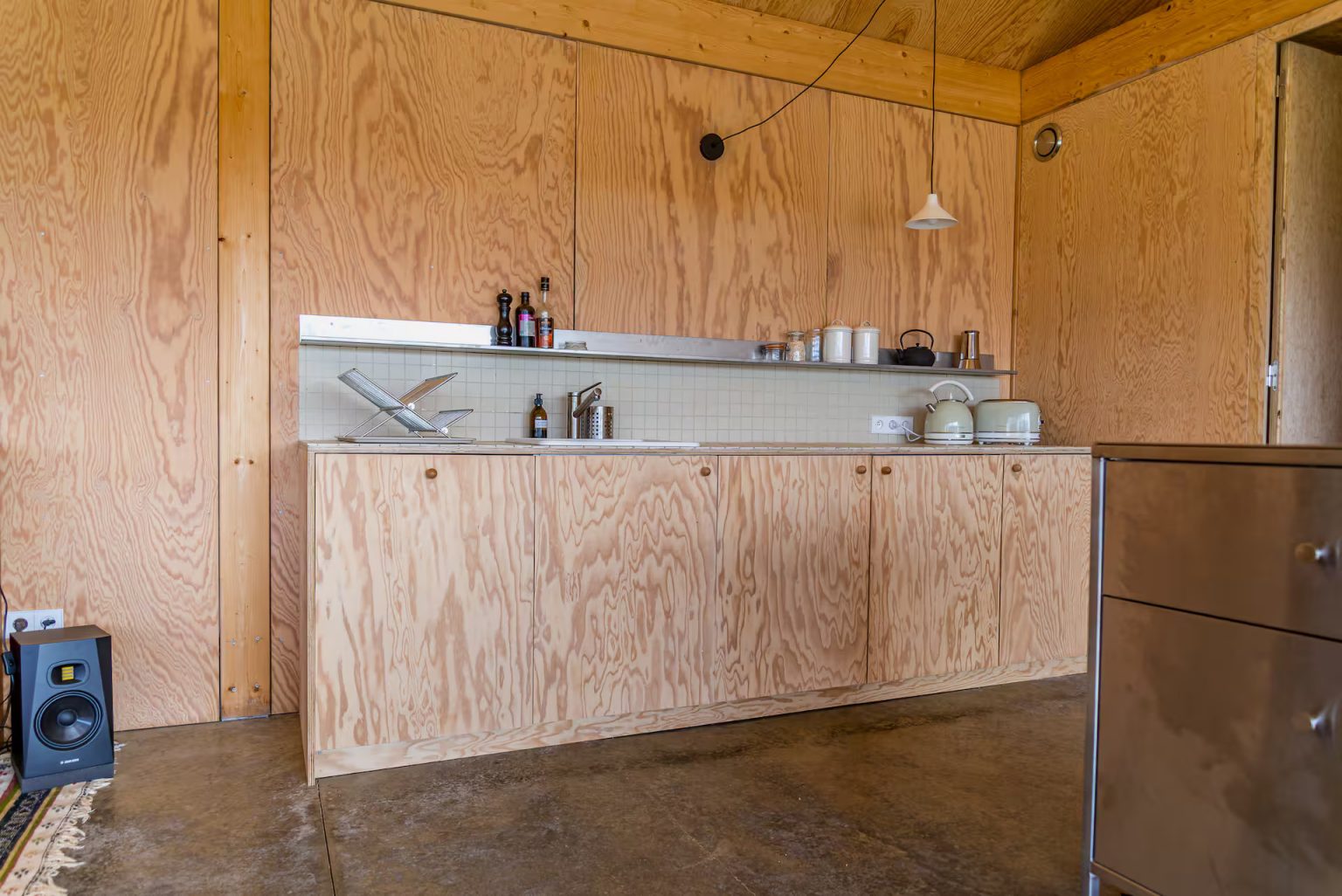 cuisine inox et bois murs bois décoration contemporaine maison d'architecte éco responsable dans le Perche 