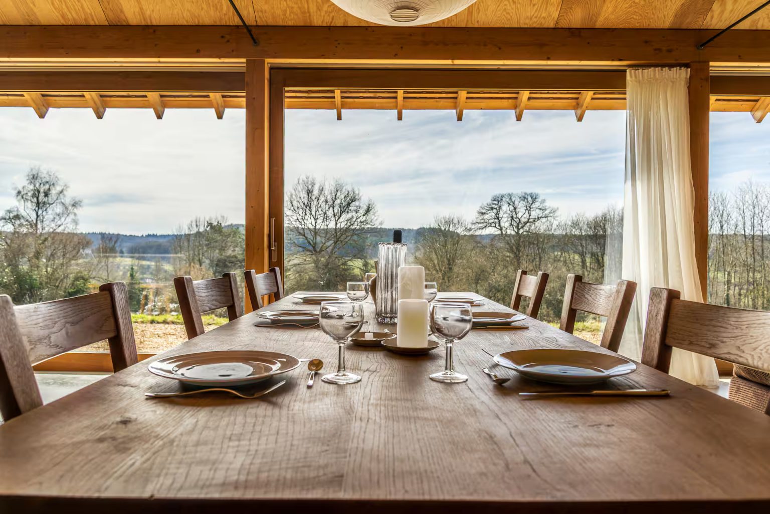 salle à manger baies vitrées murs bois décoration contemporaine maison d'architecte éco responsable dans le Perche 
