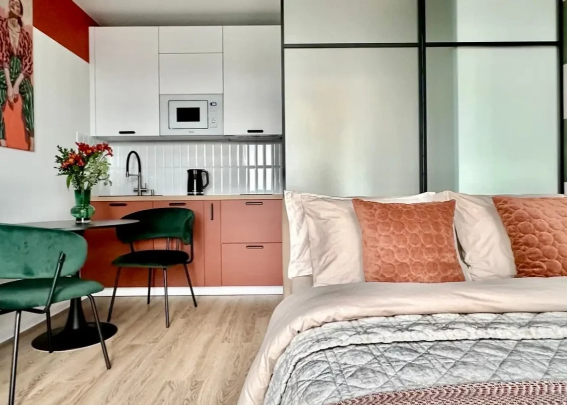 Un studio de19m2 et son aménagement malin à la décoration colorée